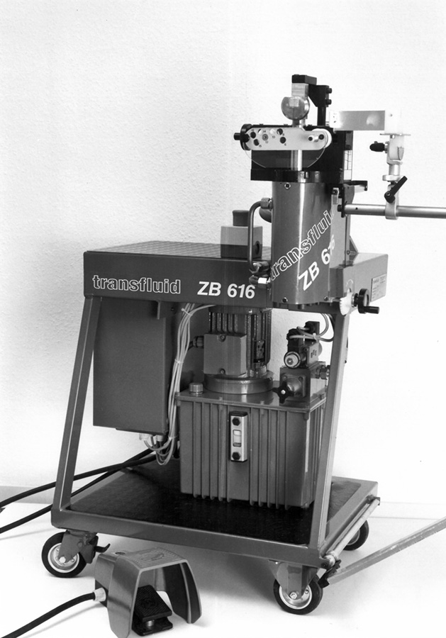 Historische Rohrbiegemaschine „transfluid ZB 616“ auf fahrbarem Gestell mit Fußpedalsteuerung.