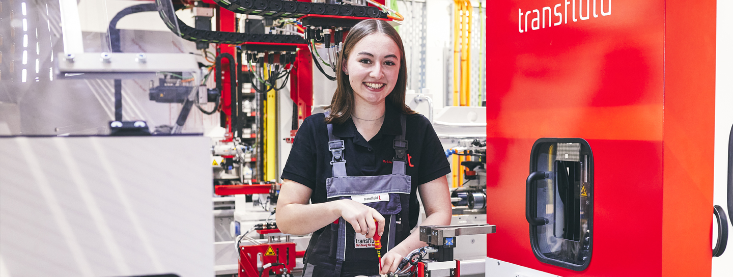 Mitarbeiterin bedient CNC-Rohrbearbeitungsanlage von transfluid.