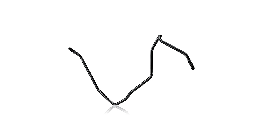 Dünne, schwarz beschichtete Metallleitung mit Anschlussstücken für Automotive- und Fluidtechnik-Systeme.