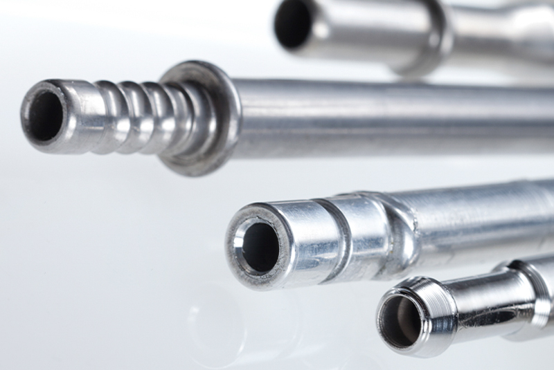 Detailaufnahme von Metallrohren mit Anschlussenden für Automotive- und Fluidtechnik-Anwendungen.