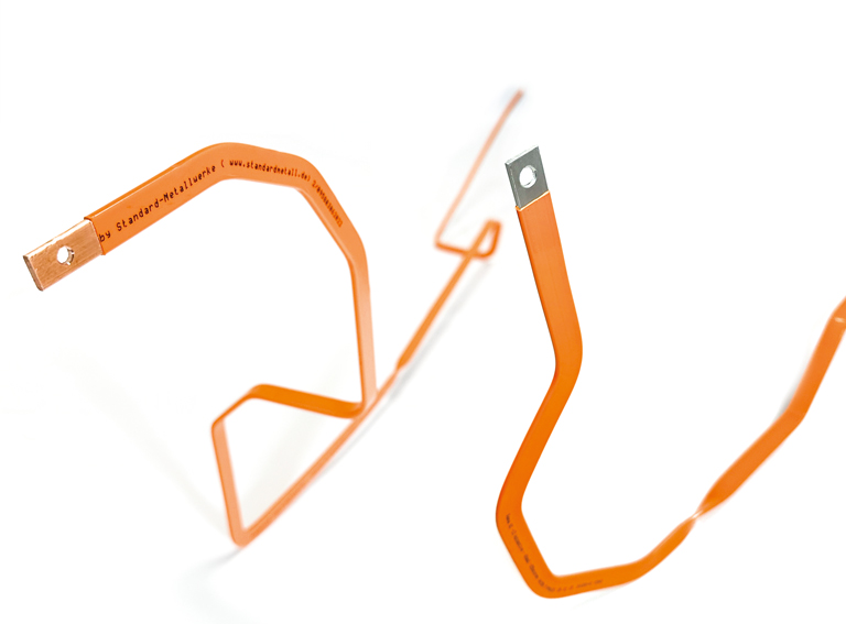 Gebogene, isolierte Kupfer-Stromschienen (Busbars) mit Anschlussbohrung.