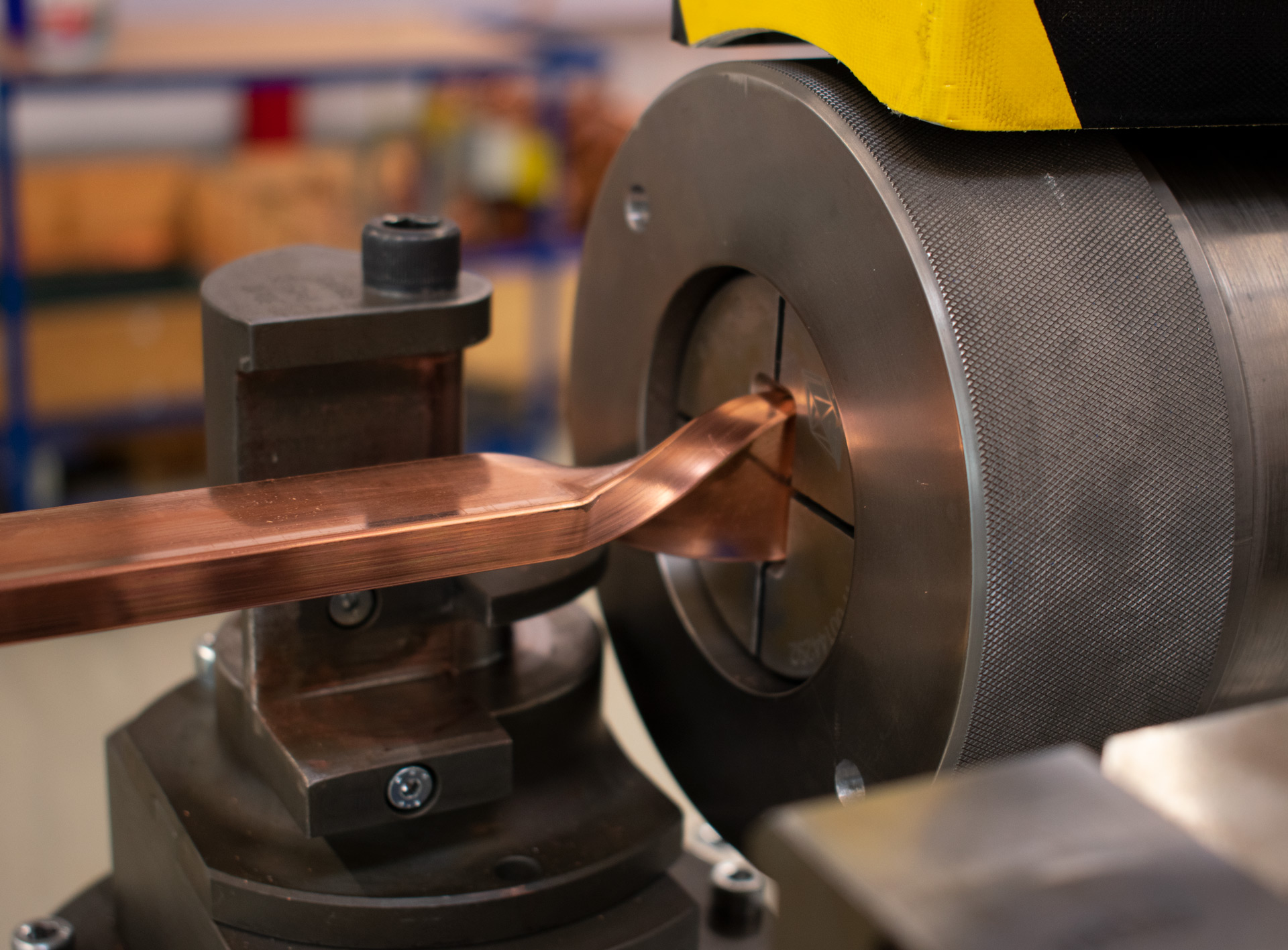 Maschinelle Biegung einer Kupfer-Stromschiene (Busbar) in industrieller Fertigung.