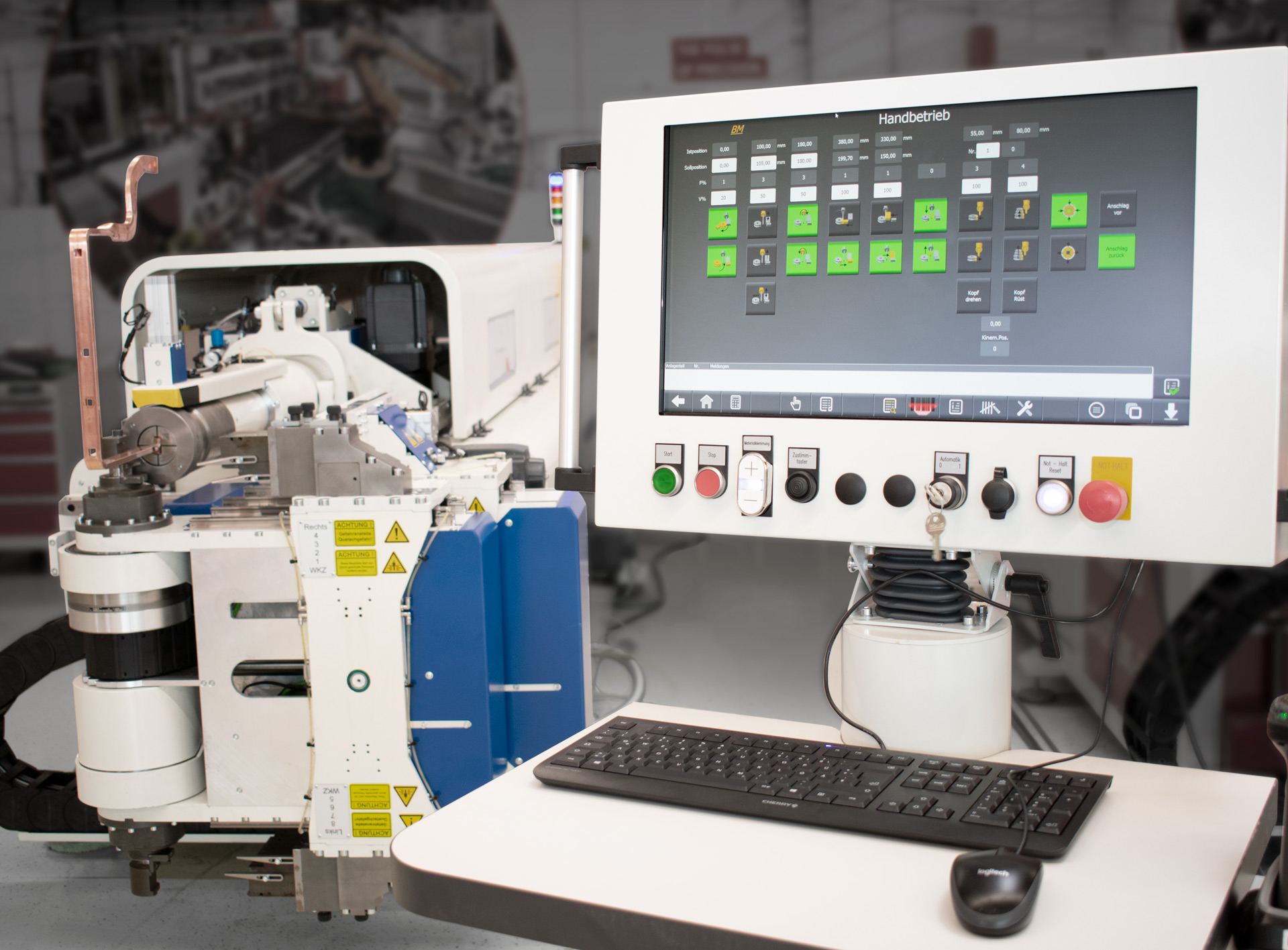 CNC-Steuerpanel und Busbar-Biegemaschine zur automatisierten Kupfer-Stromschienenfertigung.