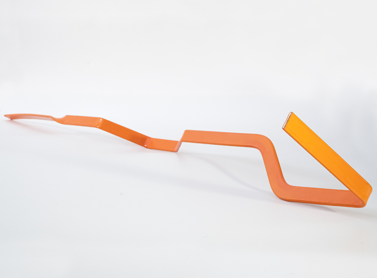 Beschichtete Kupfer-Stromschiene (Busbar) mit gebogener Geometrie für elektrische Anwendungen.