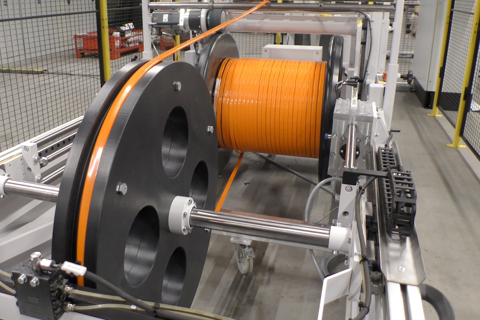 Automatische Anlage zum Abwickeln und Zuschneiden von Kupferband für Busbar-Produktion.