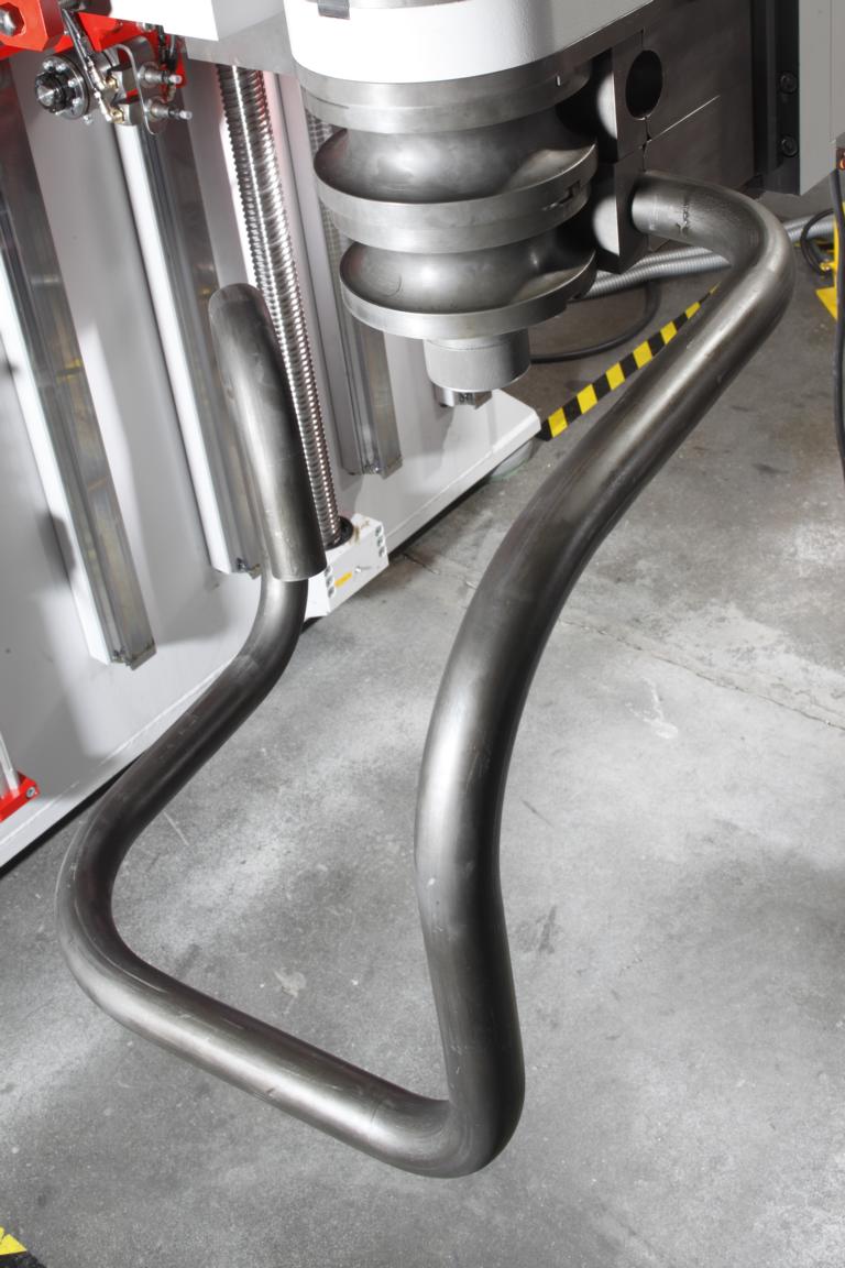 CNC-Rohrbiegemaschine beim Biegen eines Metallrohrs.
