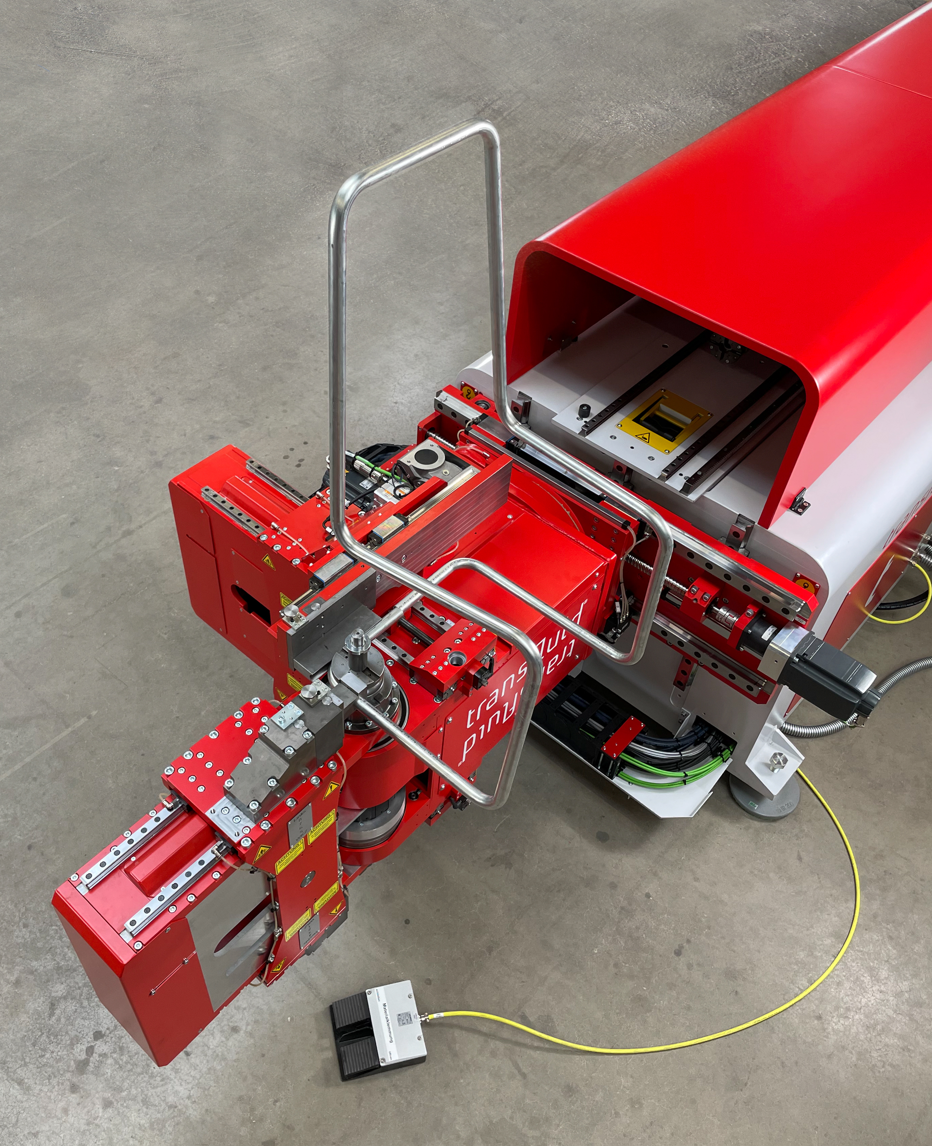 CNC-Rohrbiegemaschine von transfluid mit gebogenem Stahlrohr für Möbelproduktion.