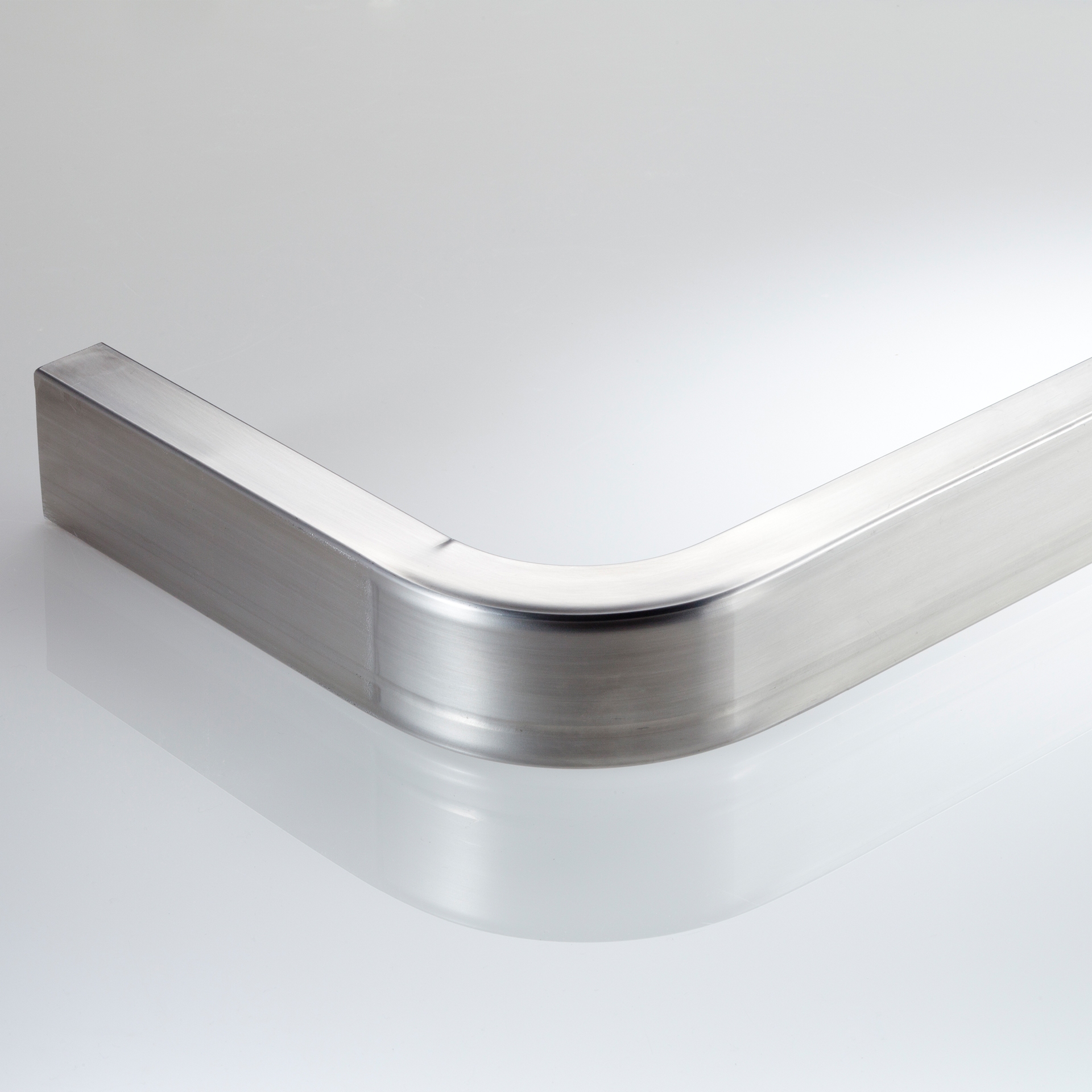 Gebogenes Rechteckrohr aus Metall mit präzisem Radius gefertigt durch CNC-Rohrbiegetechnik von transfluid.