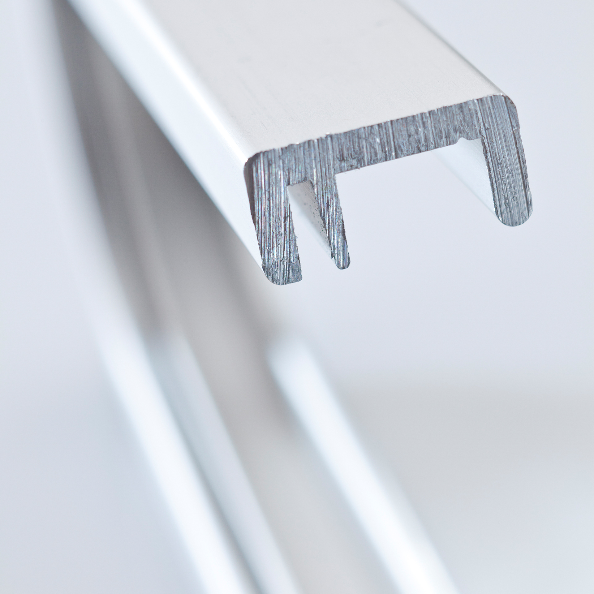 Metallprofil mit komplexem Querschnitt präzise gefertigt durch CNC-Rohr- und Profilbearbeitung von transfluid.