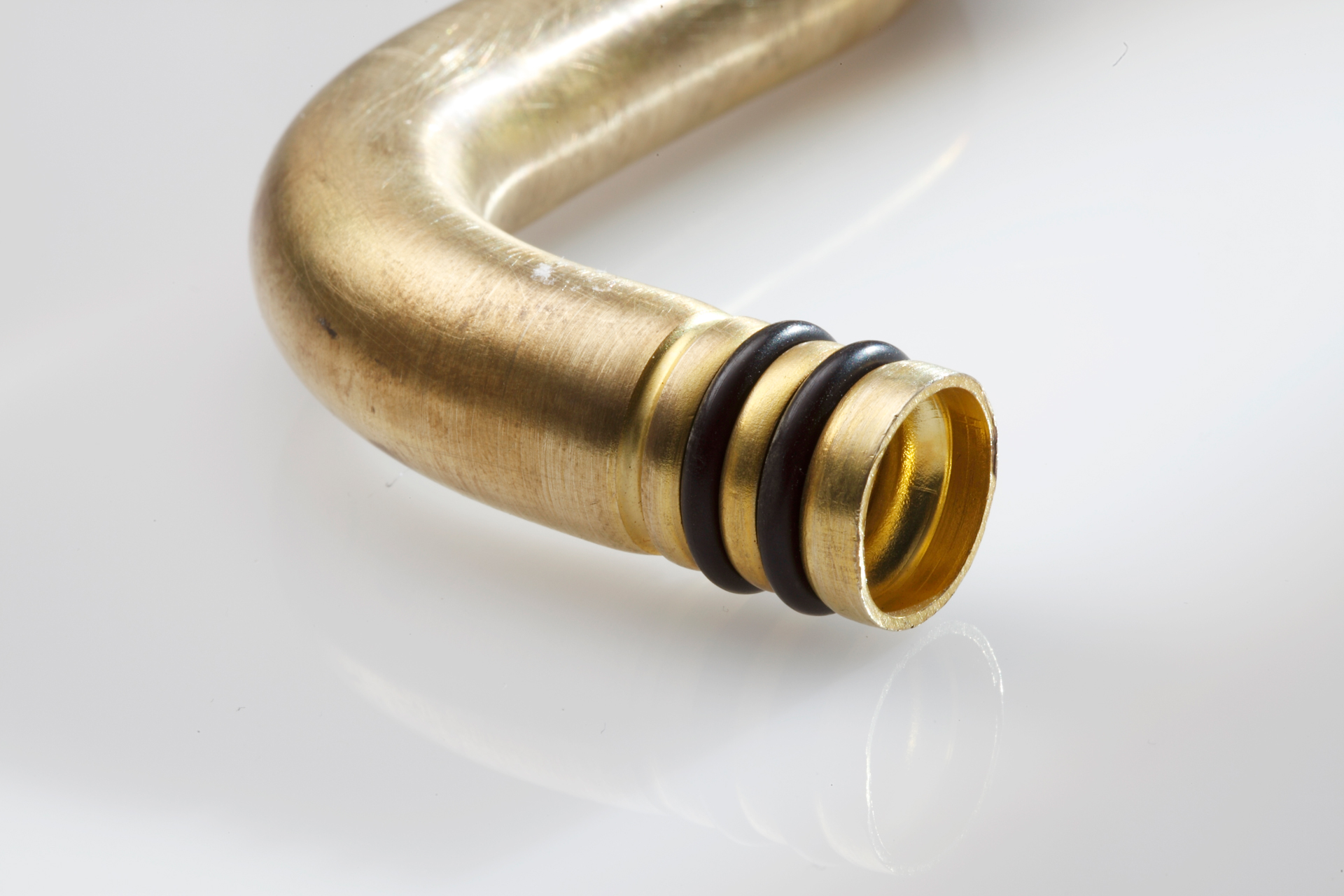 Gebogenes Messingrohr mit integrierter Dichtung am Anschluss durch transfluid Rohrumformtechnik für HVAC-Systeme.