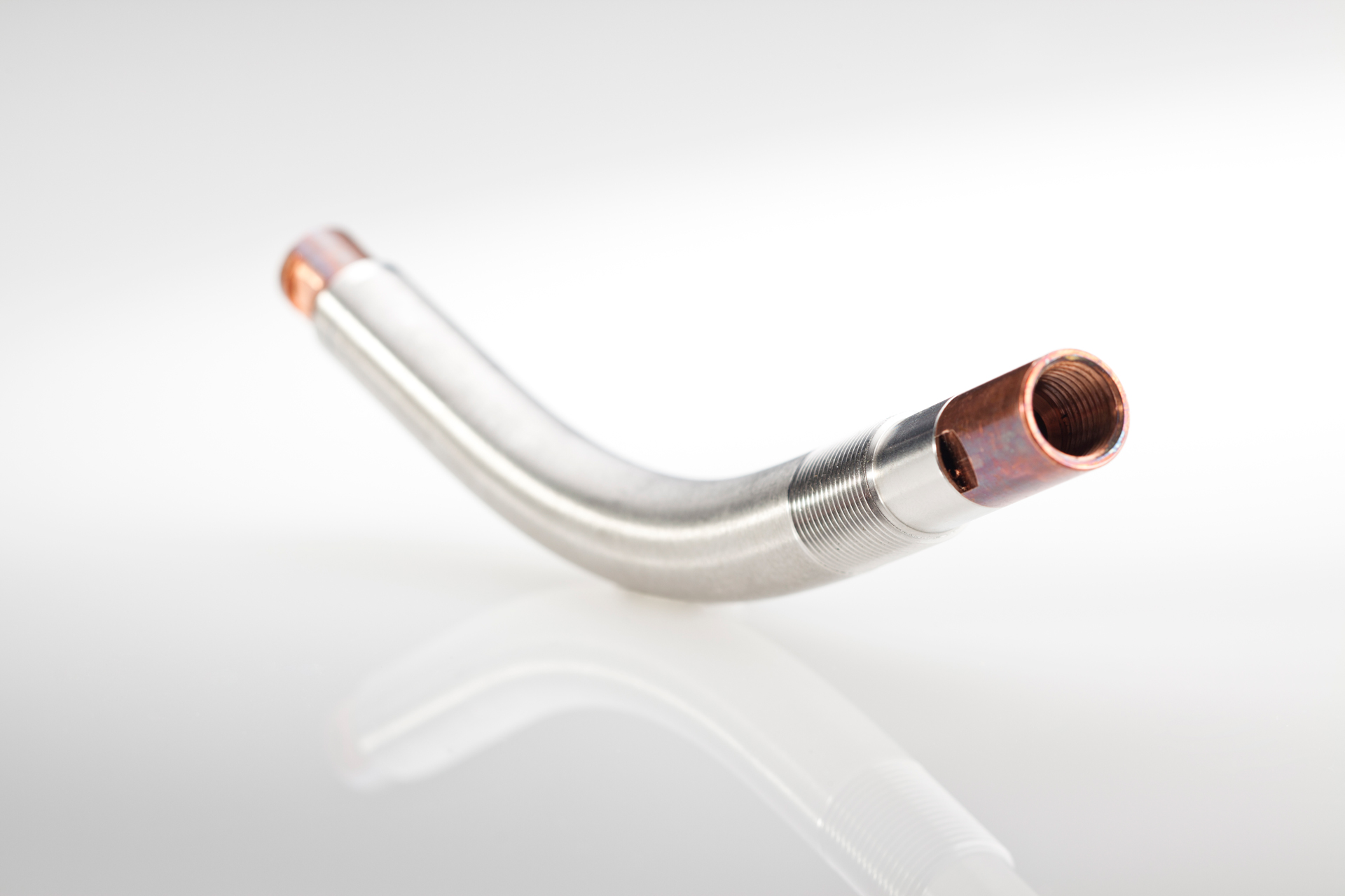 Gebogenes Metallrohr mit Gewinde und umgeformtem Kupferende durch transfluid Rohrbearbeitung für HVAC-Anwendungen.