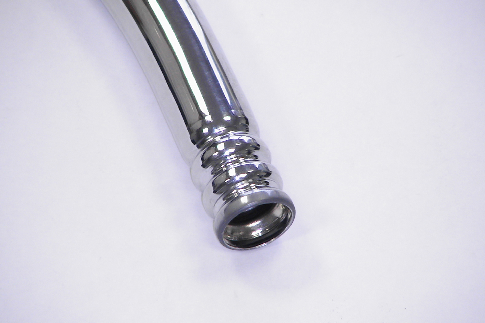 Gebogenes Edelstahlrohr mit präzise geformtem Anschluss durch transfluid Rohrumformtechnik für HVAC-Systeme.