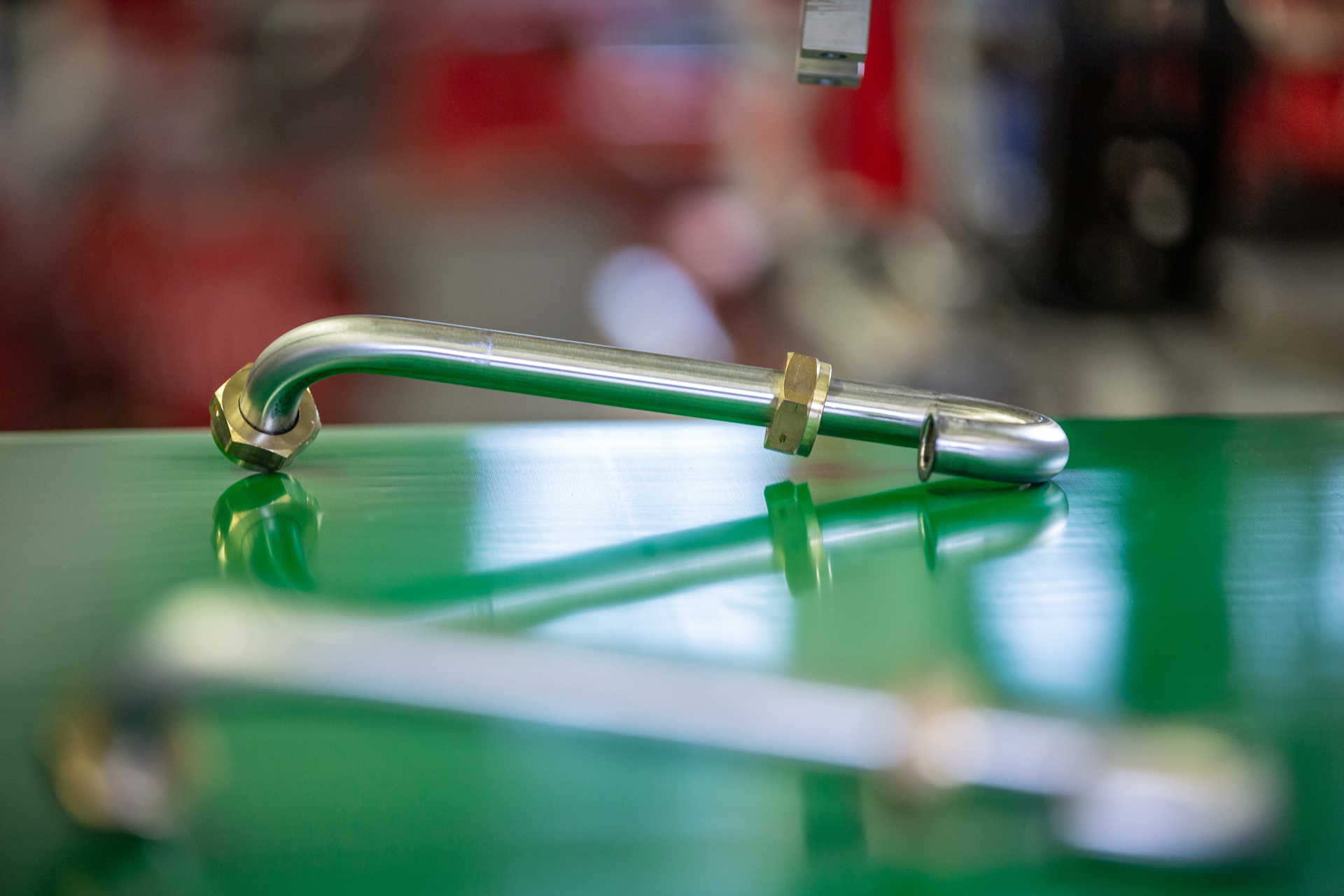 Gebogenes Metallrohr für HVAC-Anwendungen gefertigt mit CNC-Rohrbiegetechnologie von transfluid.