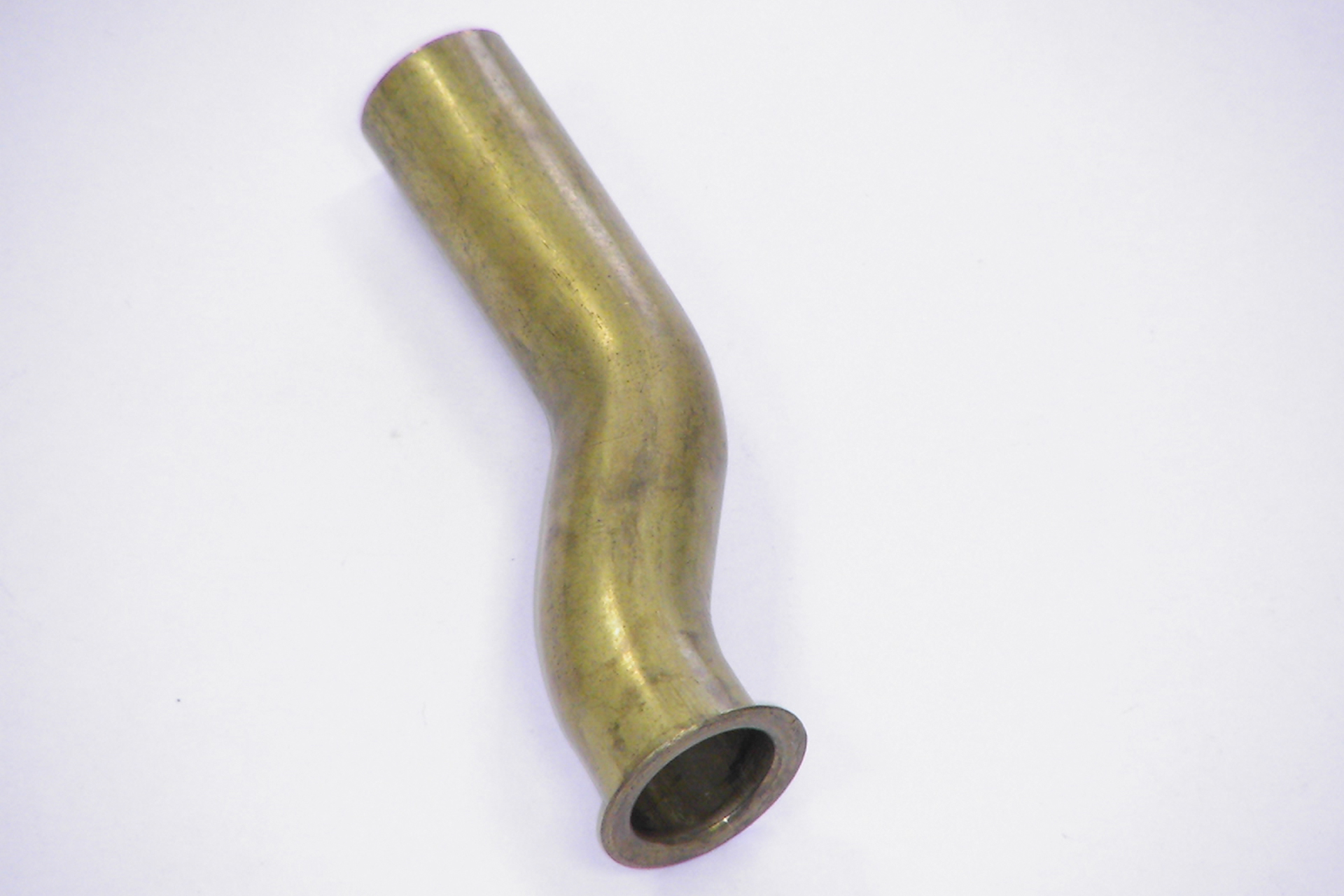 Gebogenes Metallrohr mit Flanschende für industrielle Rohrsysteme.