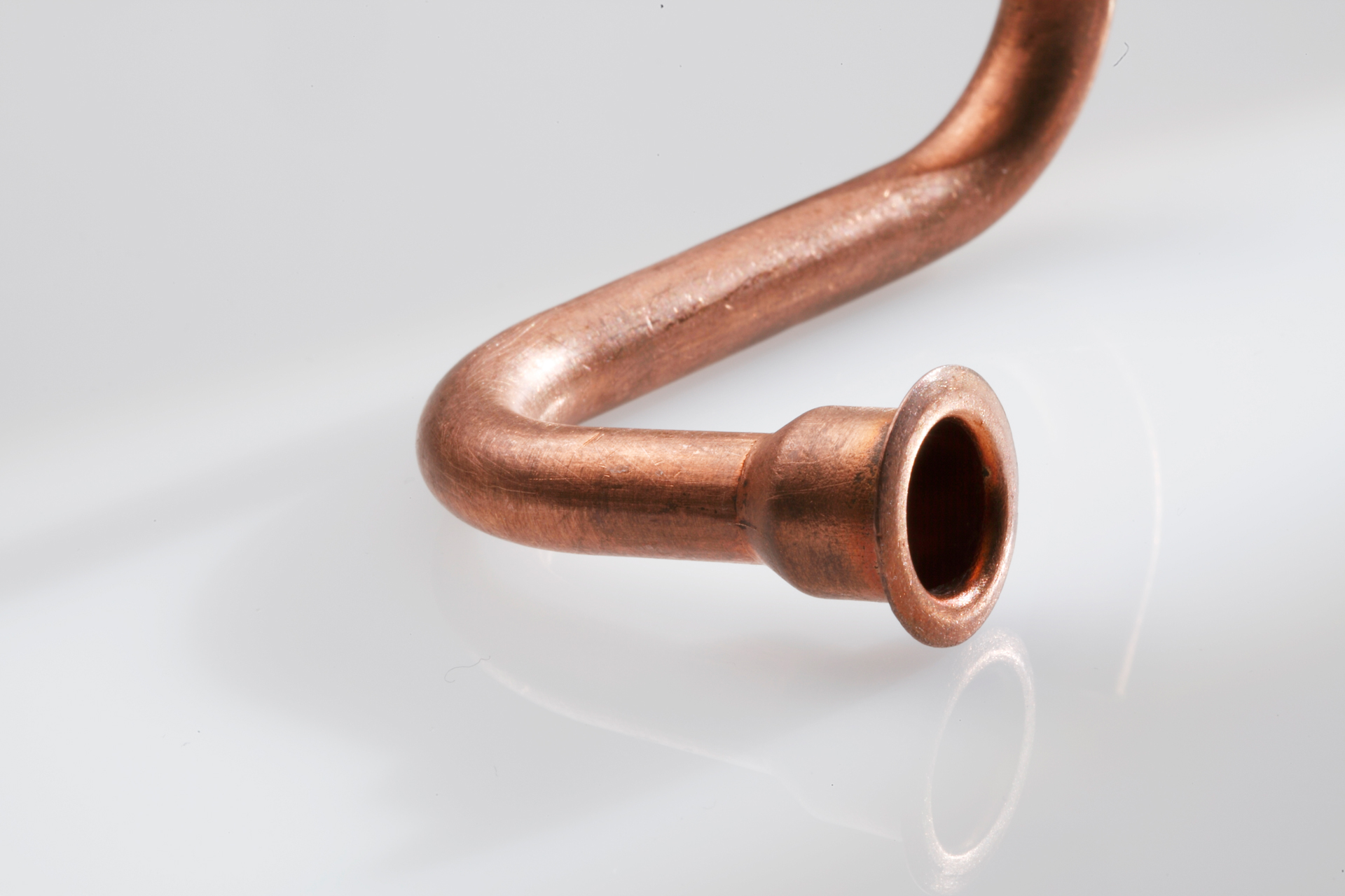 Gebogenes Kupferrohr mit aufgeweitetem Anschlussende für HVAC-Anwendungen.