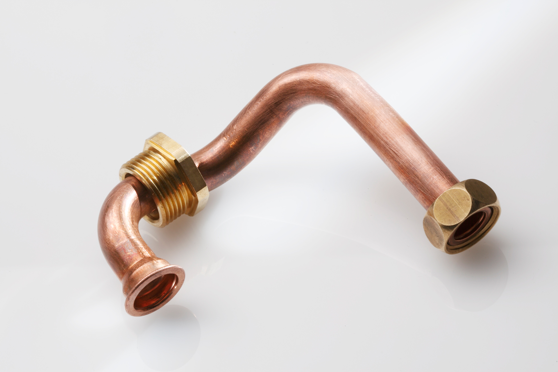 Gebogenes Kupferrohr mit Verschraubung und Anschluss durch präzise Rohrbearbeitung von transfluid für HVAC-Systeme.