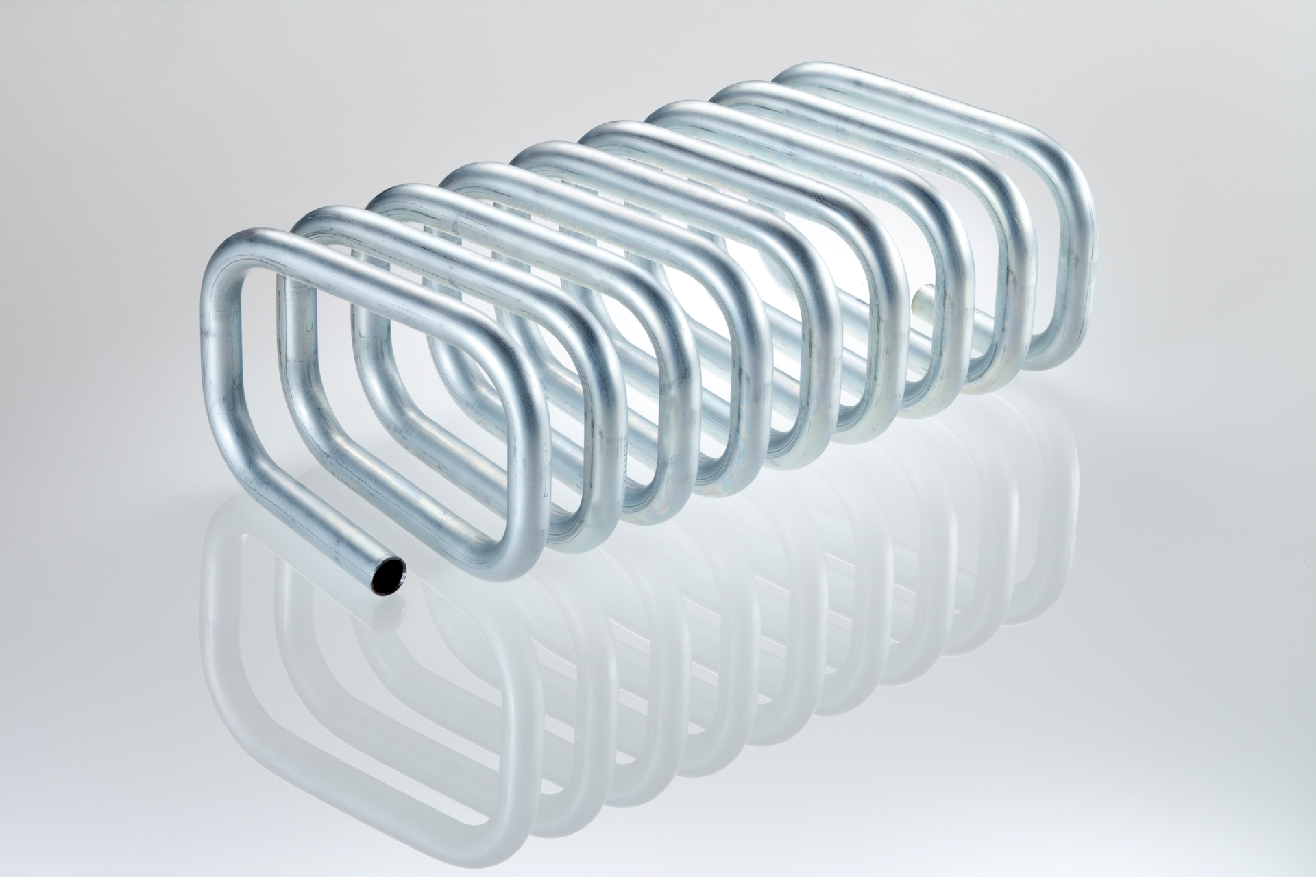 Mehrfach U-förmig gebogenes Metallrohr für Wärmetauscher in HVAC-Anlagen.