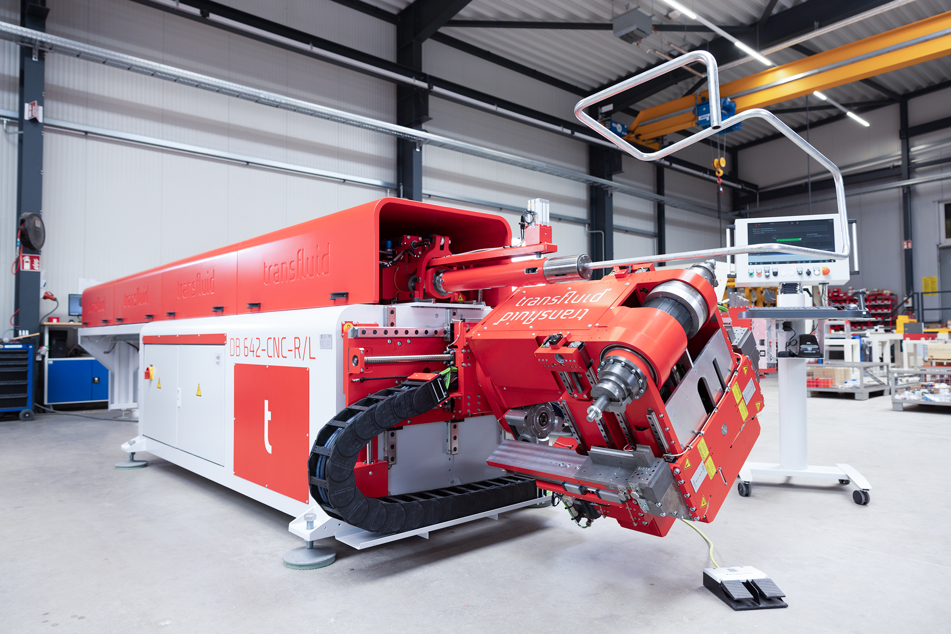 CNC-Rohrbiegemaschine mit automatischem Biegekopf und Steuerungseinheit.