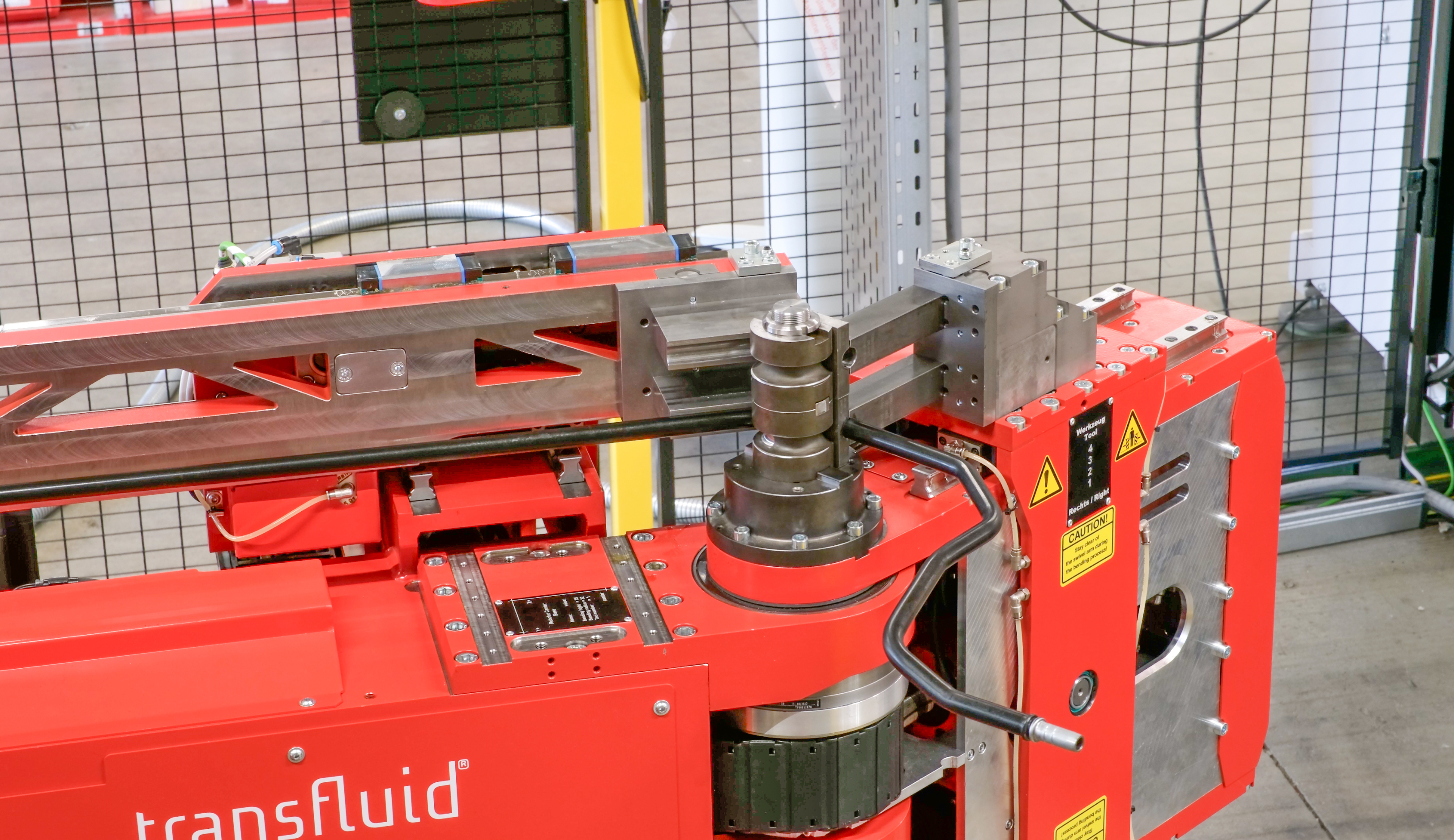 Hydraulische Rohrbiegemaschine mit Biegewerkzeug in industrieller Umgebung.