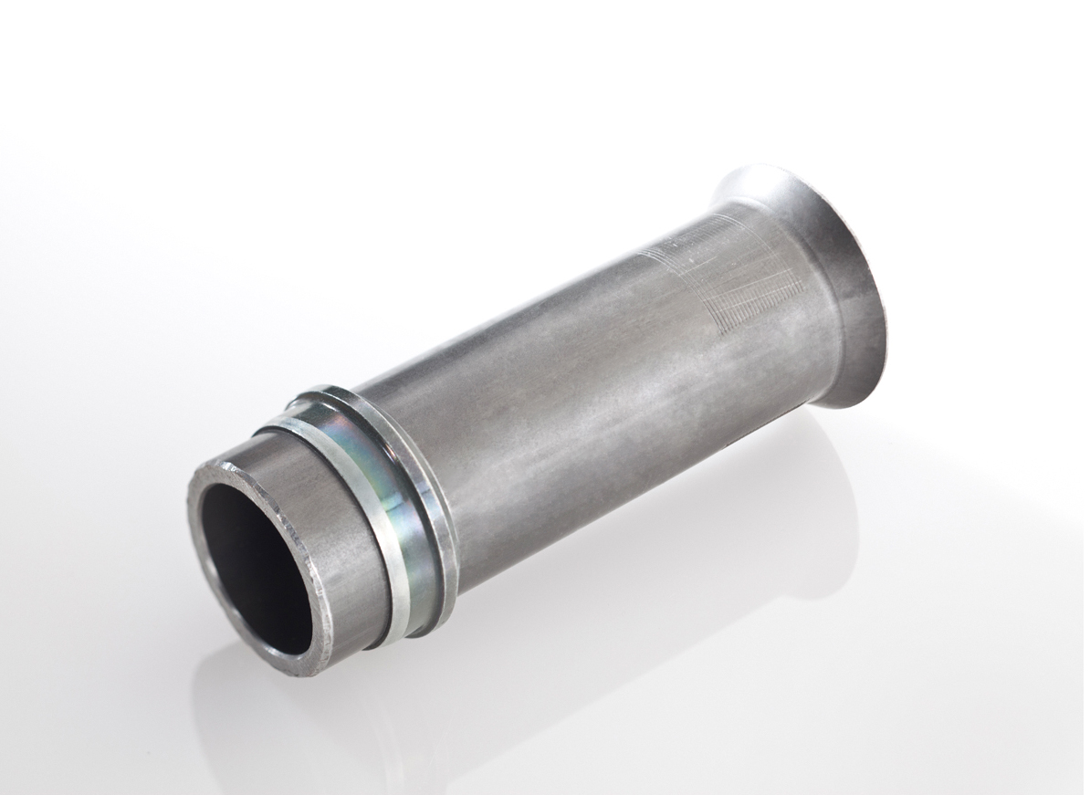 Gerades Metallrohr mit Bördelung und Anschlussbereich für hydraulische Anwendungen.