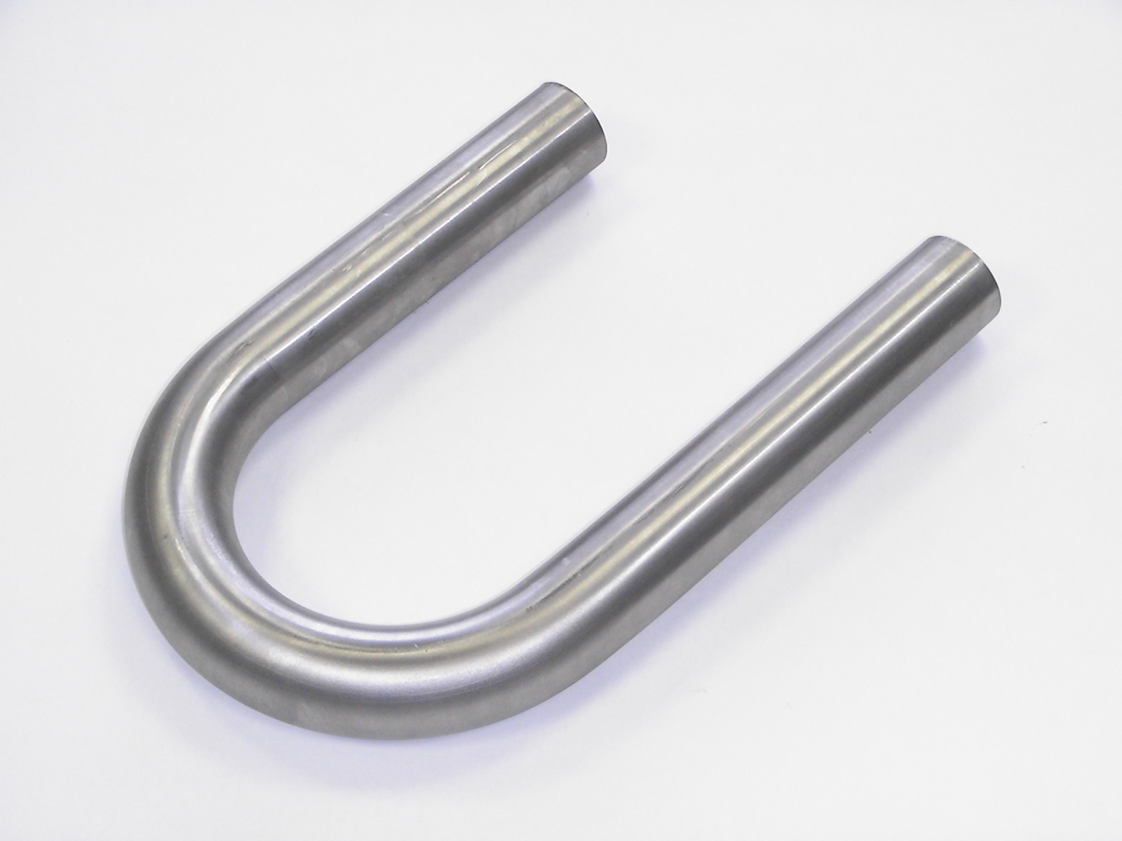 U-förmig gebogenes Metallrohr mit präzisem Biegeradius.