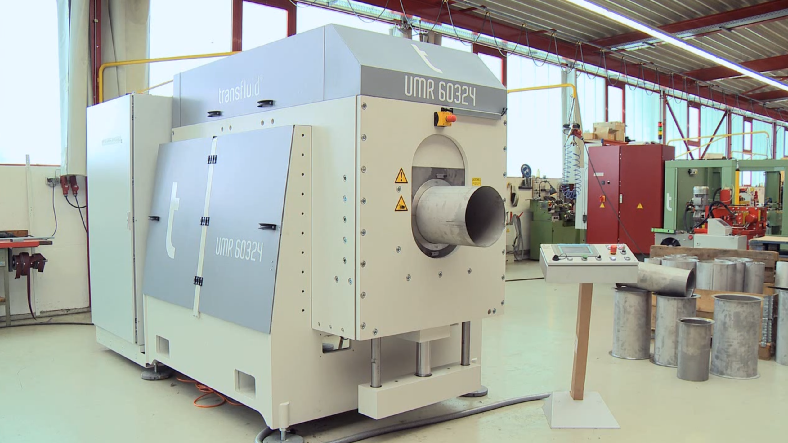 Rohrumformmaschine zur Rohrendbearbeitung in der Produktion.