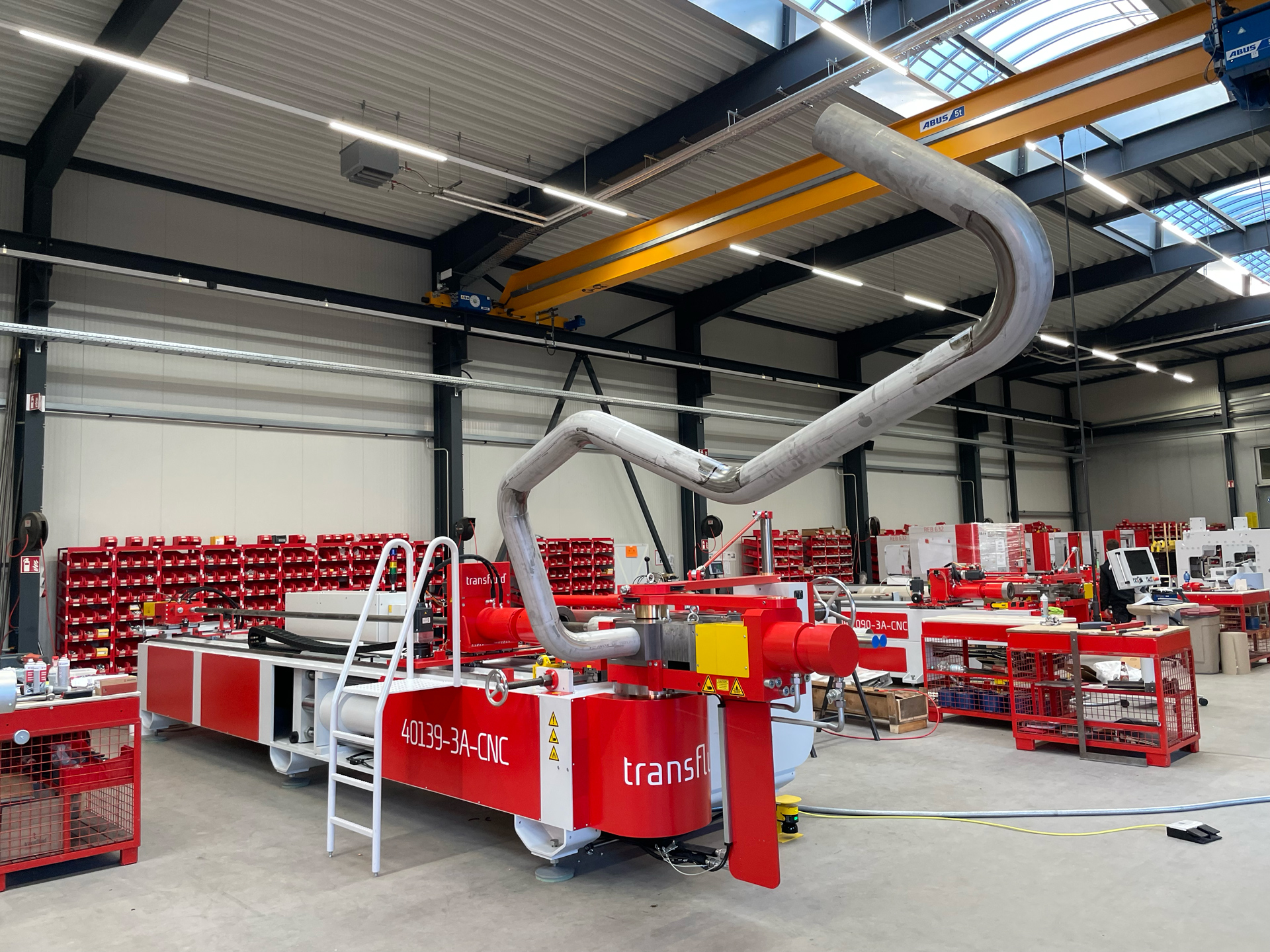 CNC Rohrbiegemaschine von transfluid mit gebogenem Großrohr in der Fertigung.