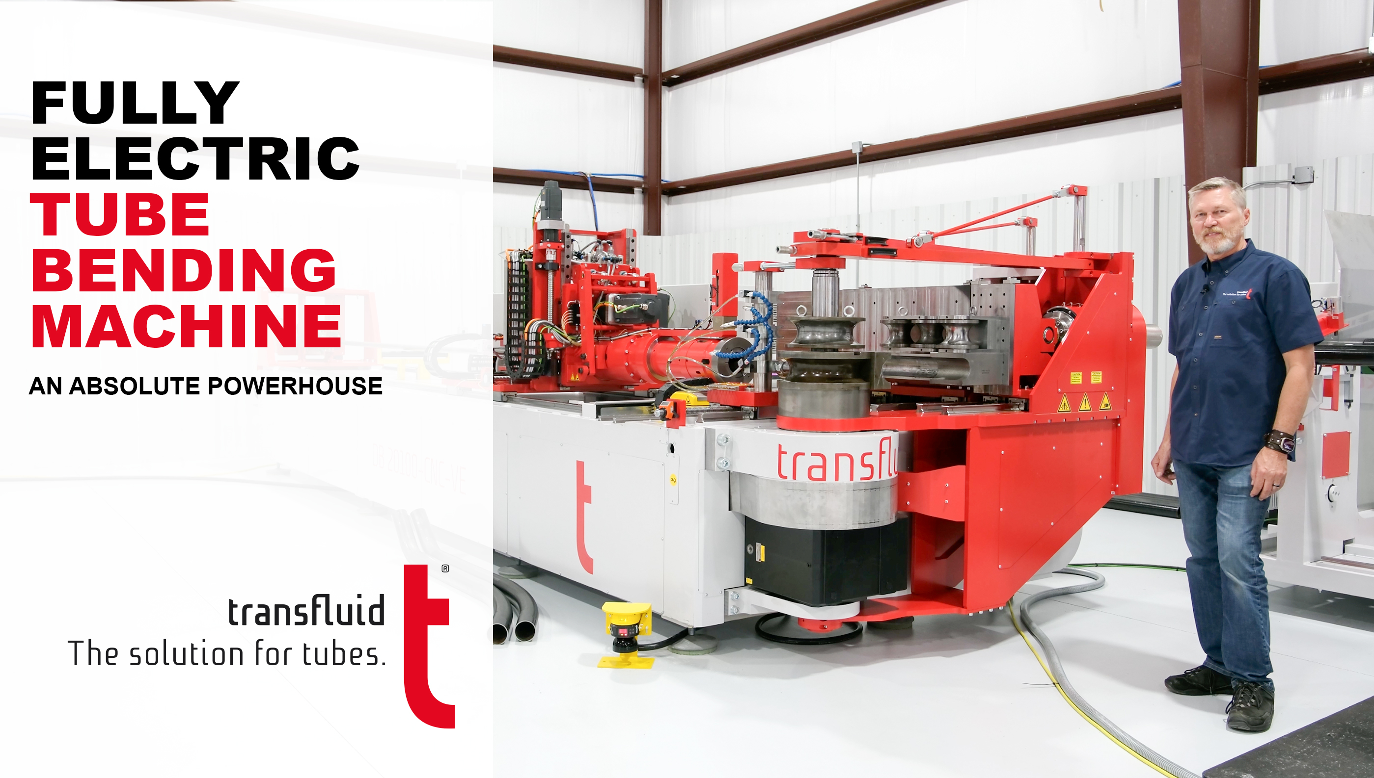 Voll elektrische CNC Rohrbiegemaschine von transfluid mit Bediener in Produktionshalle.