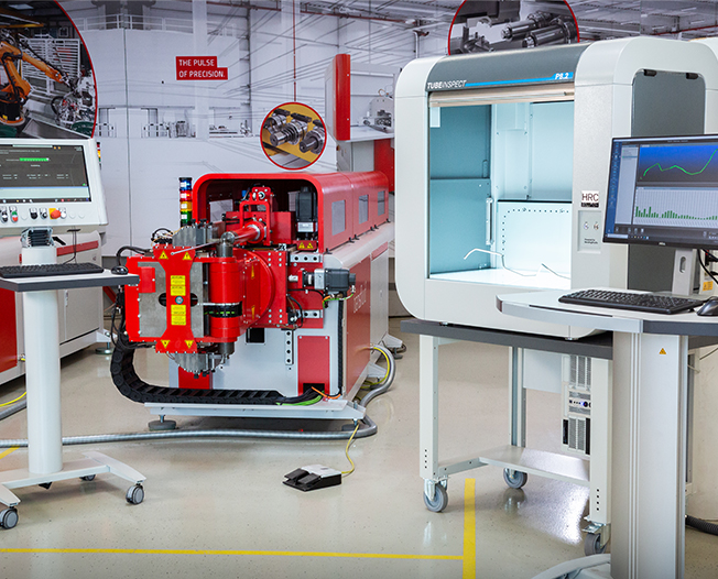 Automatisierte CNC-Rohrbiegemaschine mit integrierter Messtechnik und Qualitätskontrollsystem.
