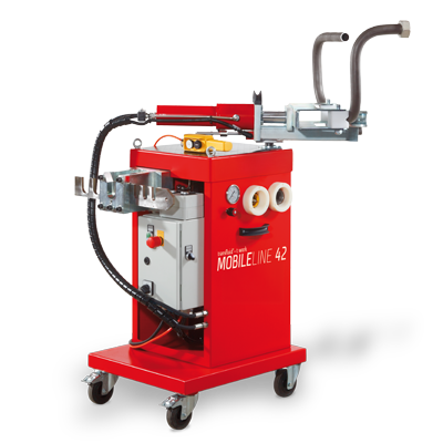 Mobile Rohrbiegemaschine des Typs t work MOBILELINE mit eingespanntem gebogenem Rohr.