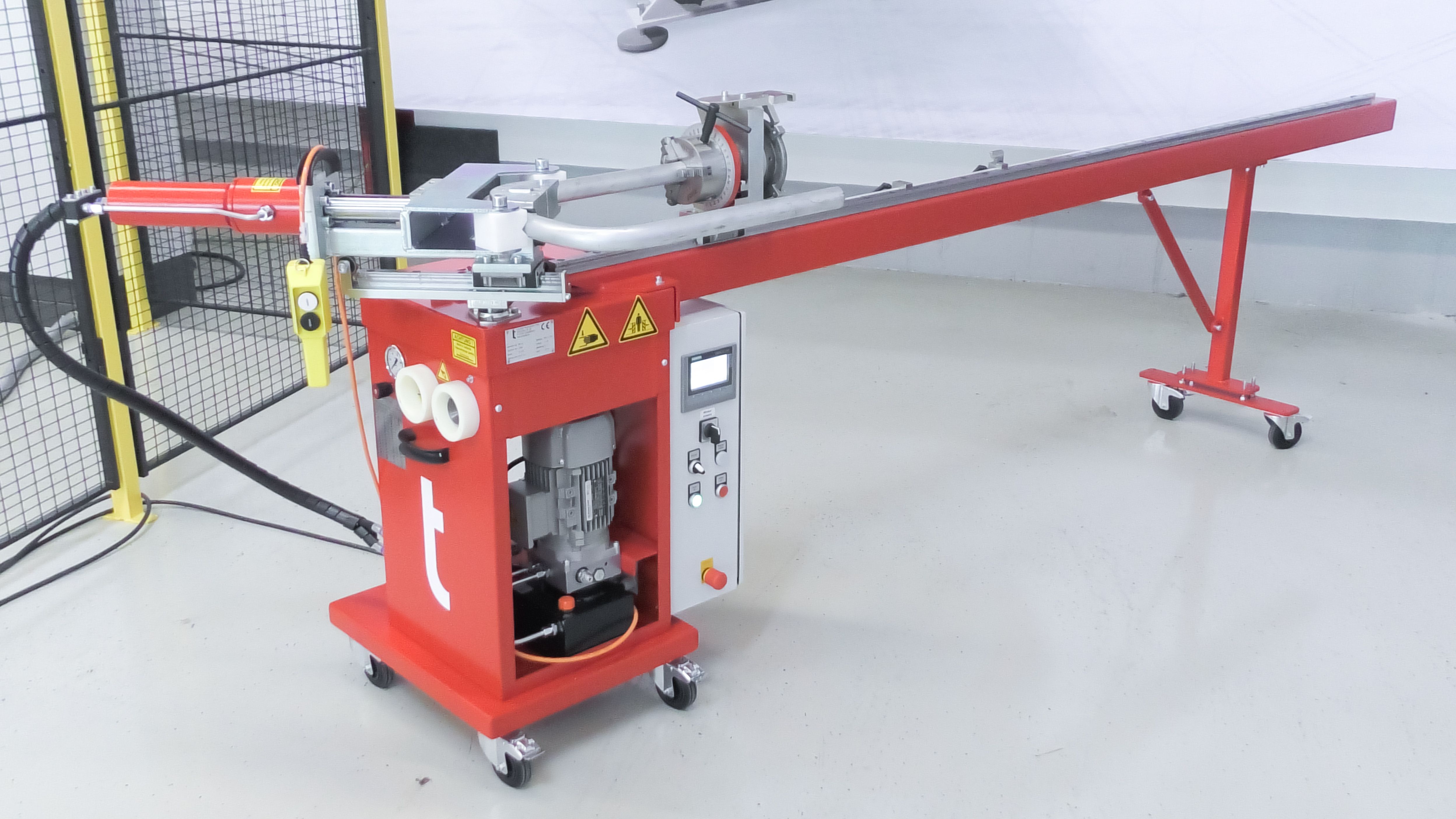 Mobile Rohrbiegemaschine mit langem Zuführtisch für Rohre.