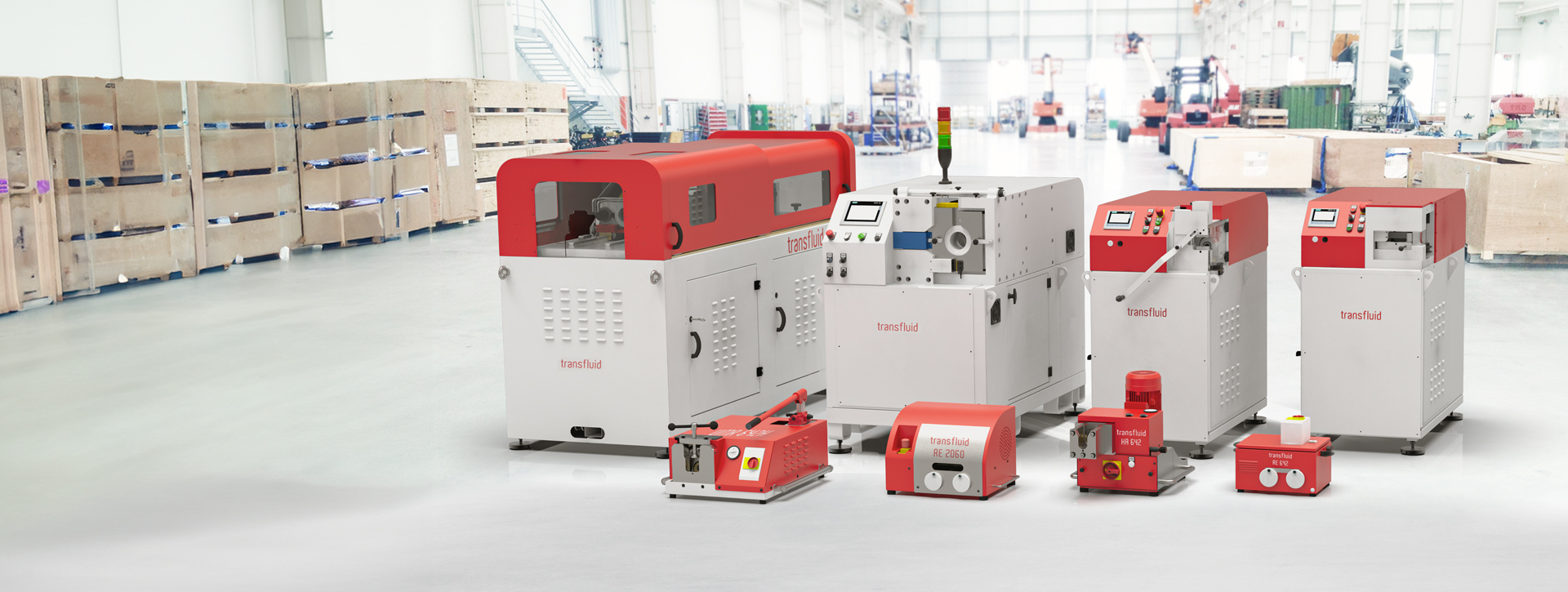 Rohrbearbeitungsmaschinen von transfluid in moderner Industriehalle.