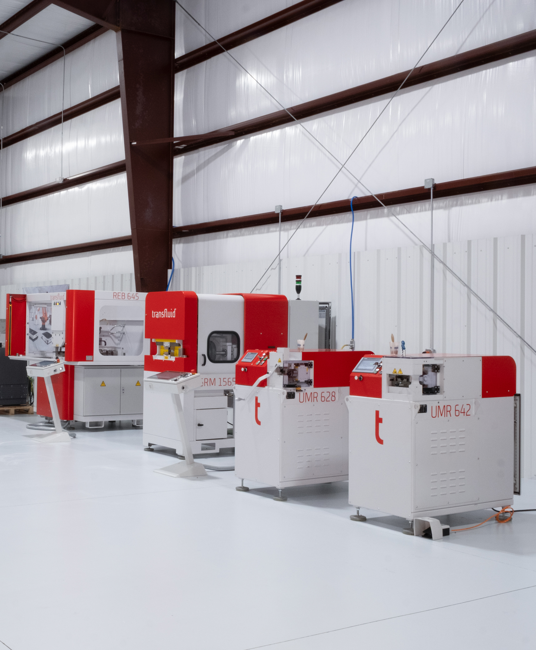 Industrielle Rohrbiegemaschinen in Produktionshalle von transfluid.