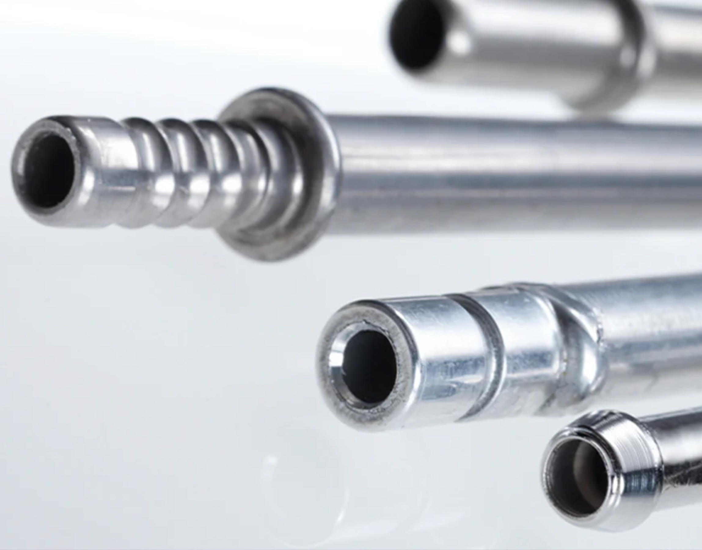 Detailansicht bearbeiteter Metallrohrenden mit Anschlussformen.