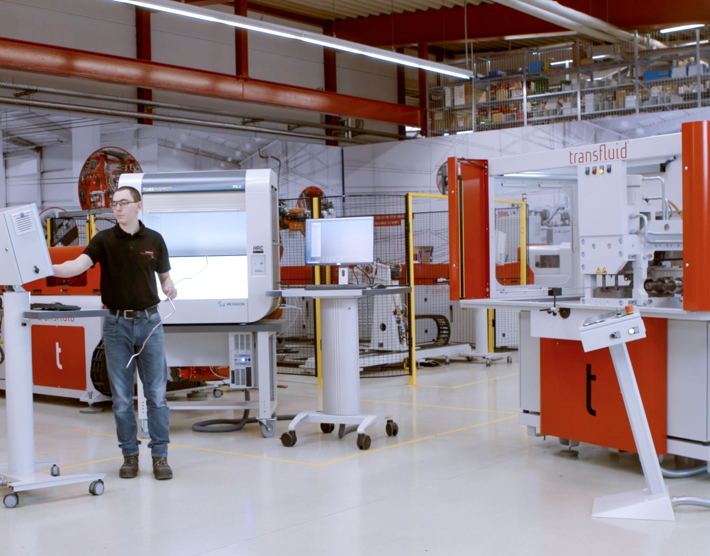 Mitarbeiter nutzt optisches Rohrmesssystem in industrieller Fertigungsumgebung.