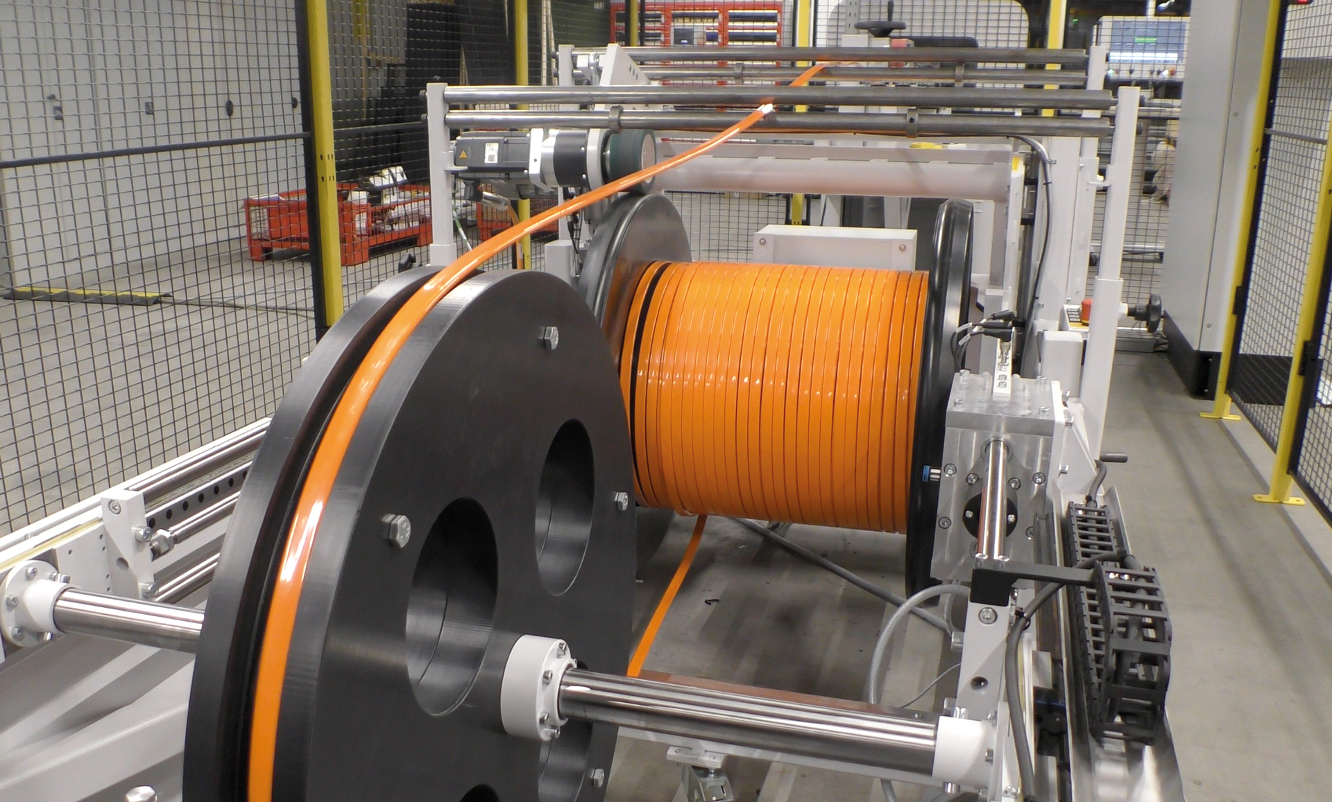 Automatisches Abrollen einer Stromschiene von Coil in Busbar-Fertigungsanlage.