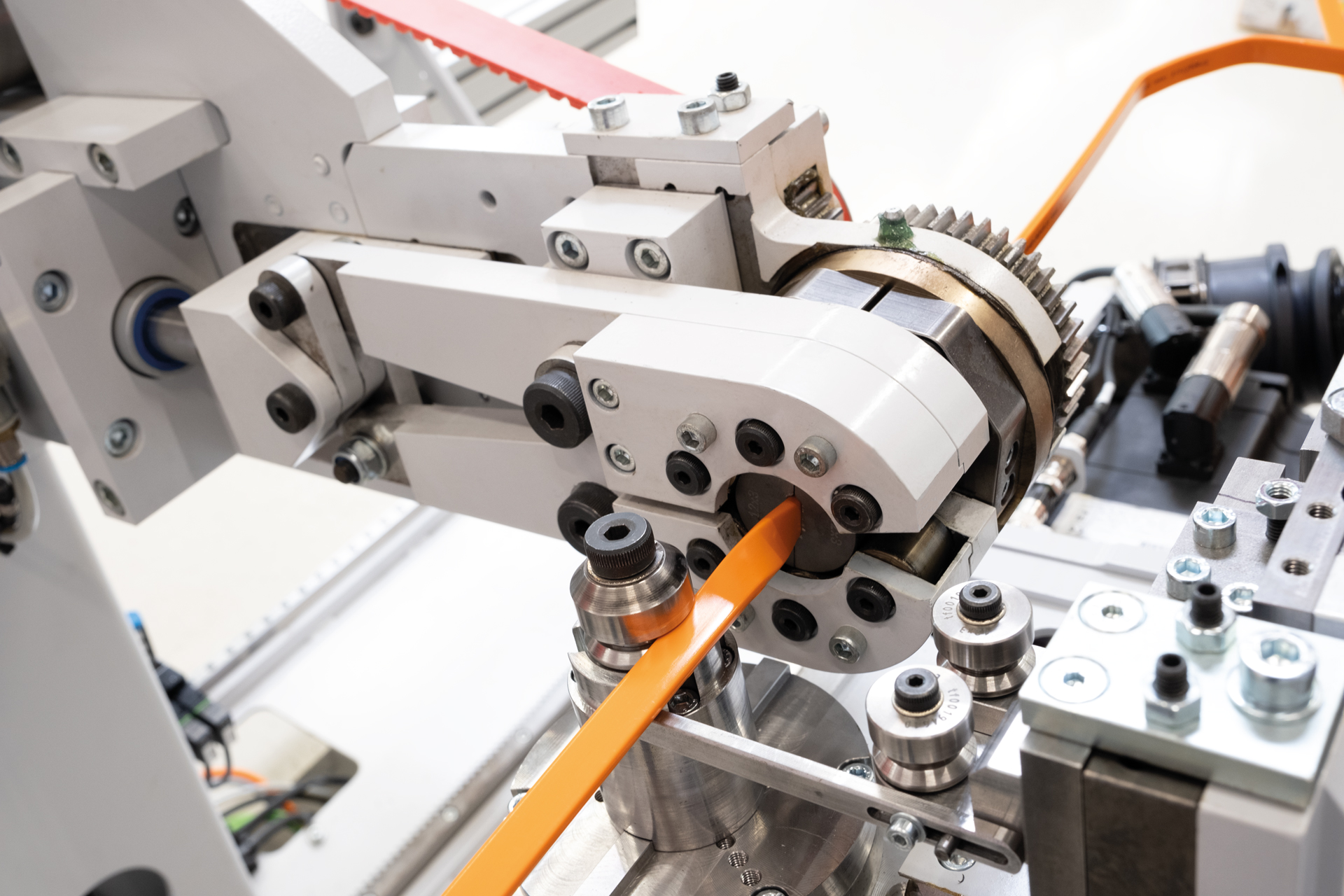 Verdrehung einer Stromschiene in CNC-Busbar-Biegemaschine mit Twist-Werkzeug.