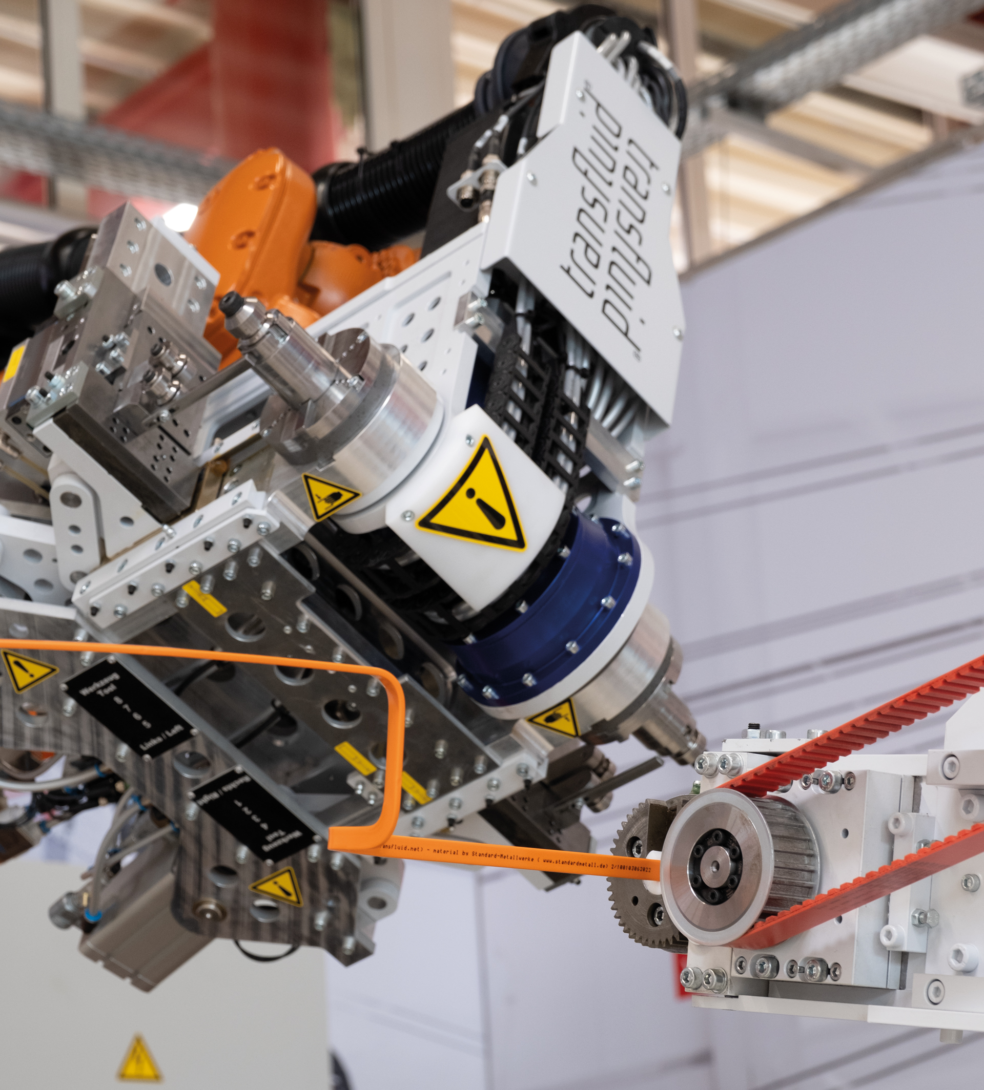 Robotergestützter Busbar-Bieger von transfluid mit integriertem Biegekopf und automatisierter Zuführung zur präzisen 3D-Bearbeitung von Stromschienen.