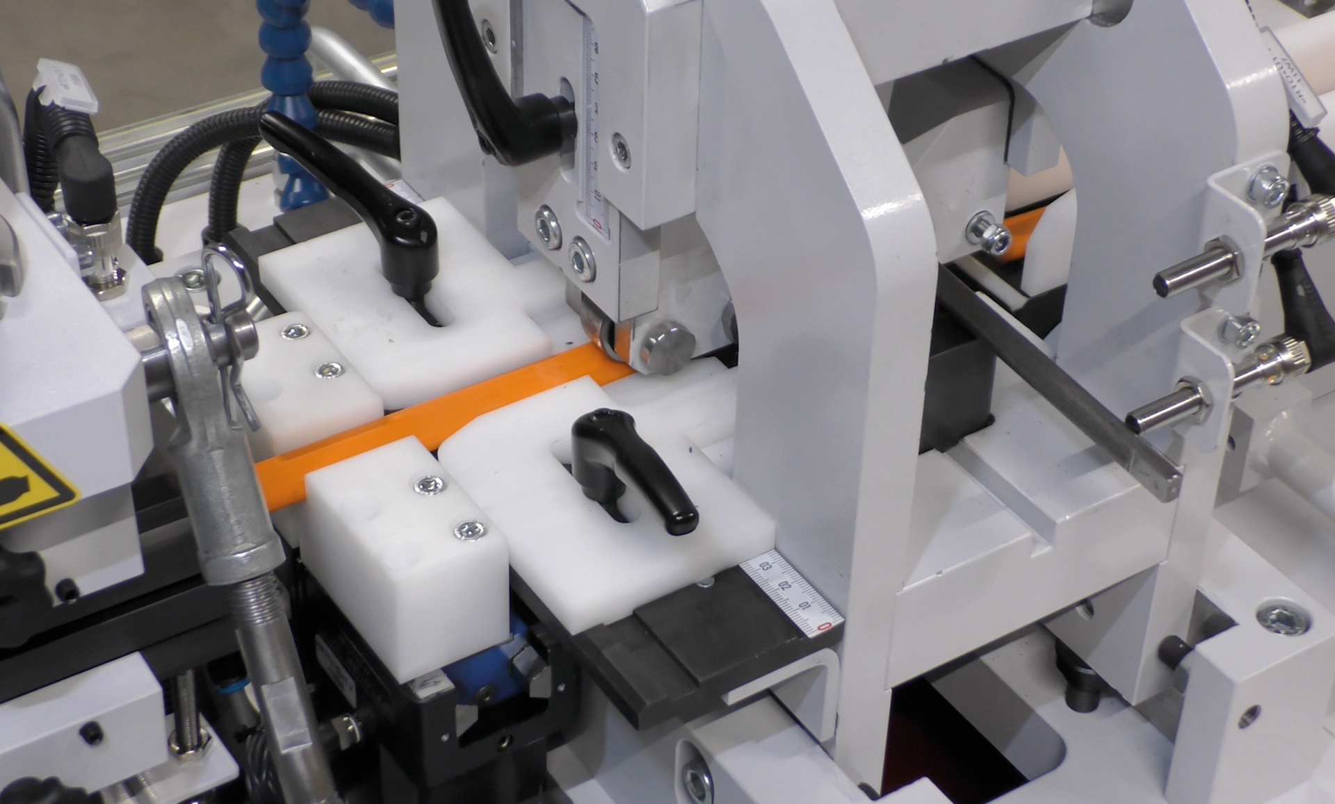 Einstellung und Fixierung einer Stromschiene im transfluid Busbar-Roboterbieger mit Spannsystem und Führungseinheit für präzise Materialpositionierung.