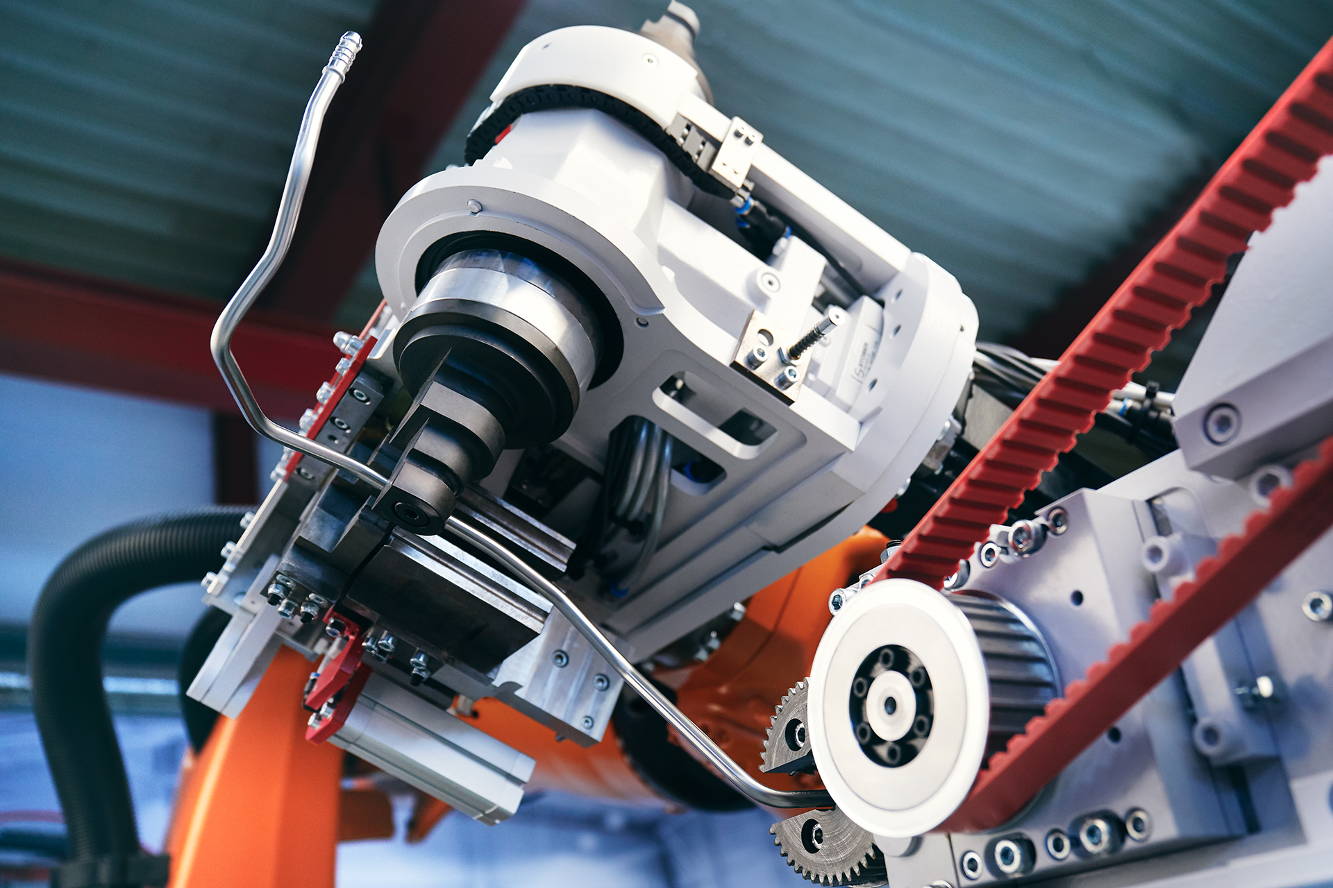 CNC-Biegekopf einer transfluid Rohr- und Busbar-Biegemaschine mit angetriebenem Riemensystem und präziser Werkzeugaufnahme.