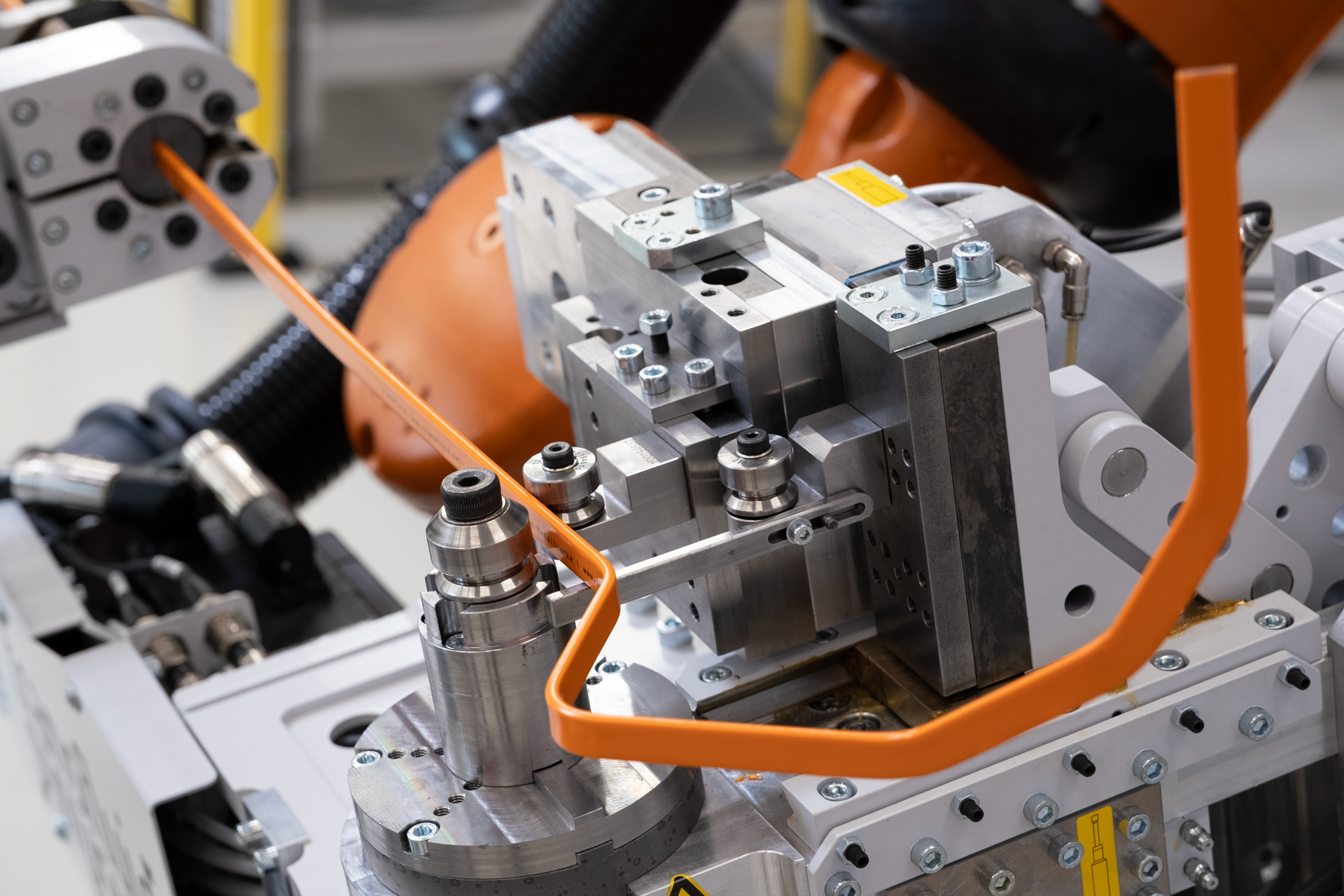 CNC-Biegeeinheit formt präzise Stromschiene in automatisierter Rohrbiegeanlage.