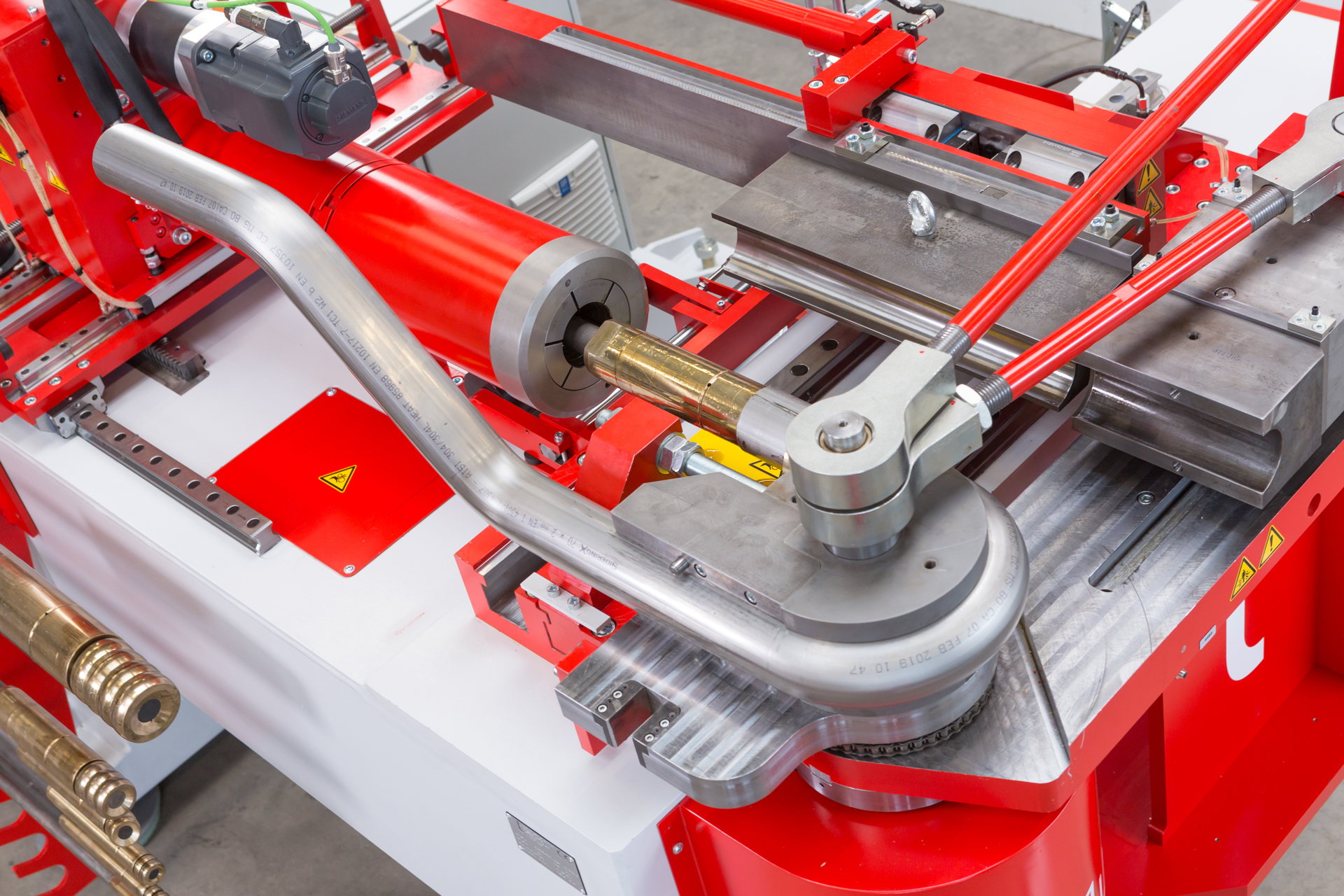 CNC-Dornbiegemaschine t bend POWERLINE 90 von transfluid beim Biegen eines Edelstahlrohrs mit Dornwerkzeug für präzise Rohrgeometrien.