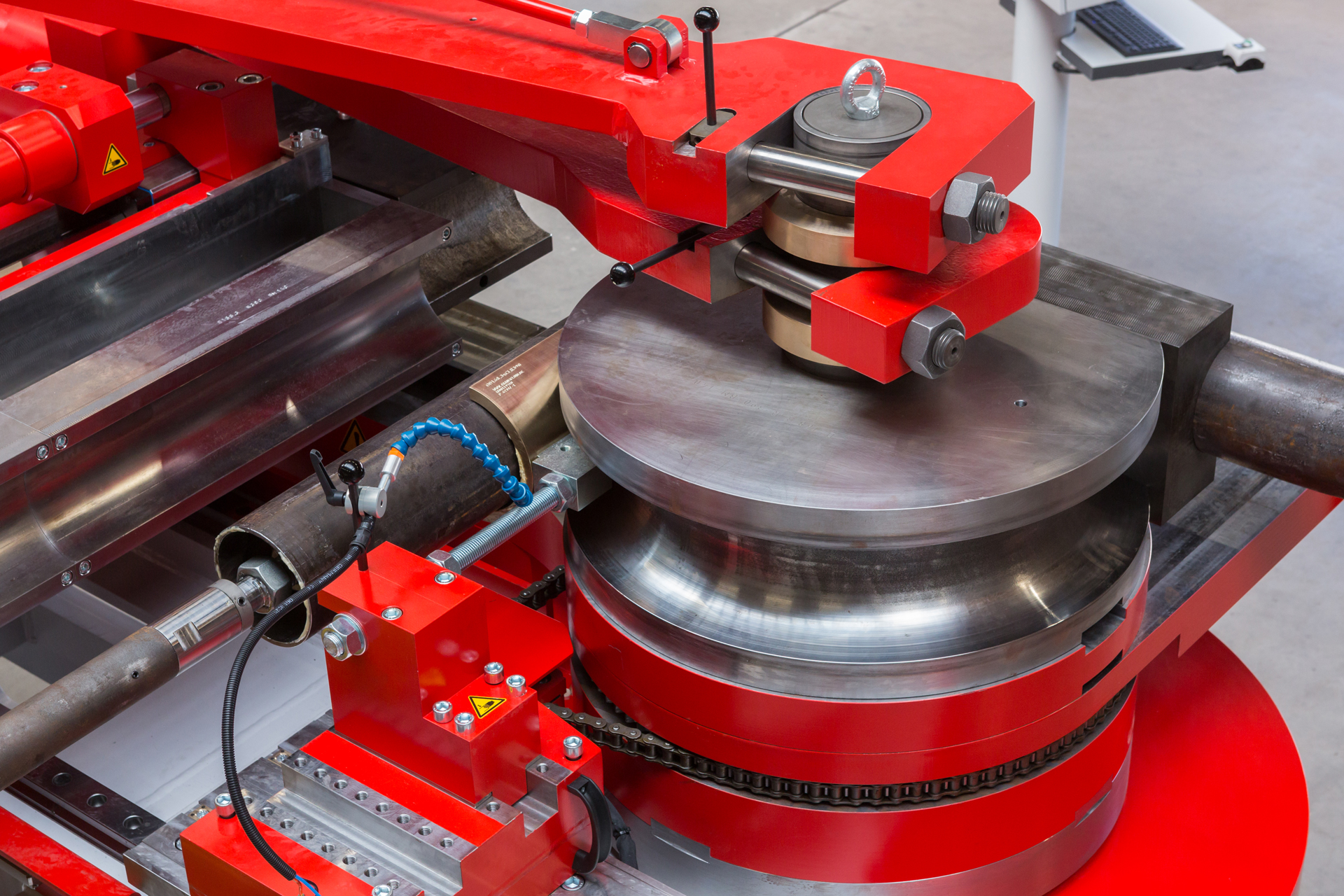 Werkzeugwechsel-System einer CNC-Dornbiegemaschine t bend POWERLINE 220 von transfluid mit Biegewerkzeug und Radiusform für das industrielle Rohrbiegen.