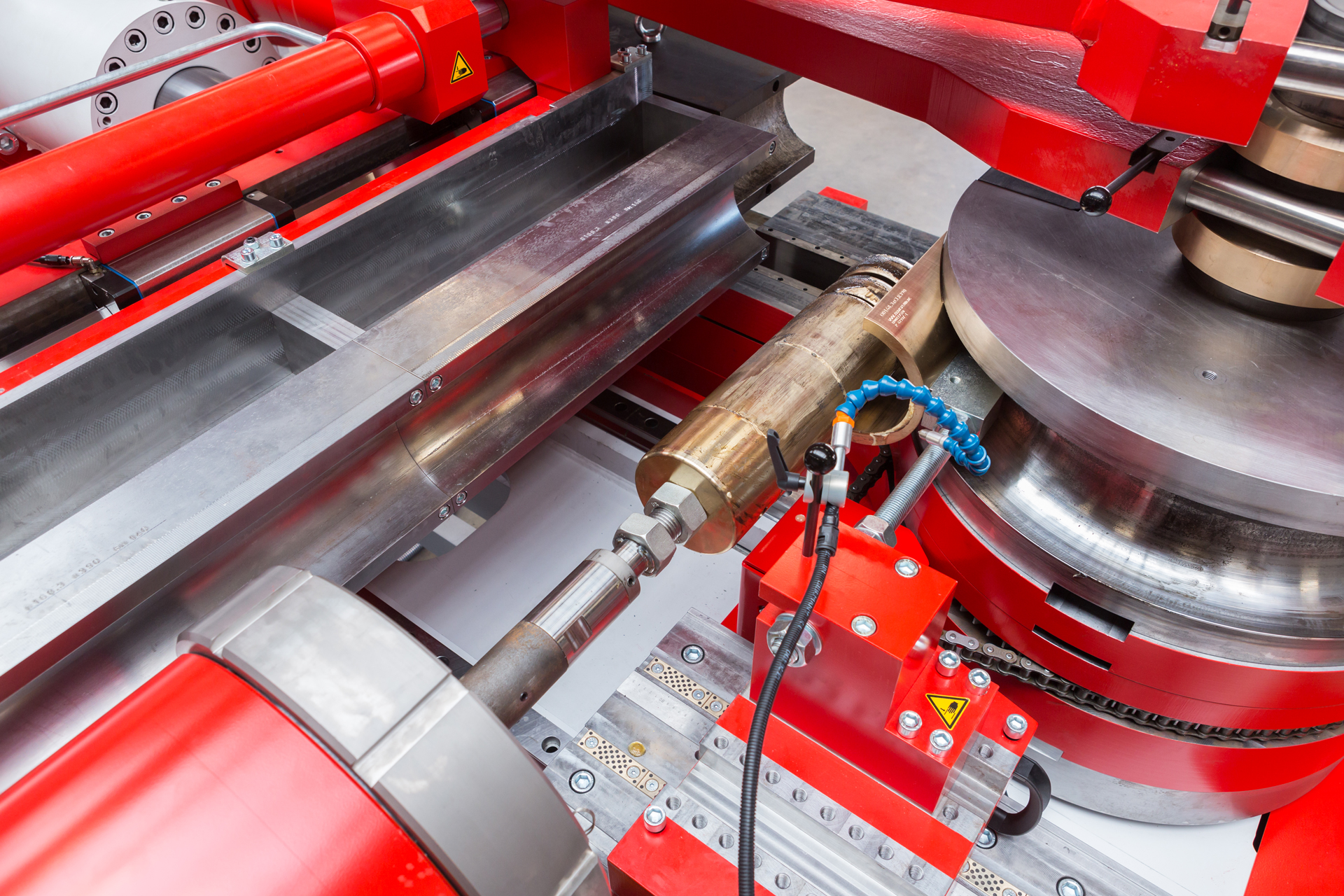 Detailaufnahme der CNC-Dornbiegemaschine t bend POWERLINE 220 von transfluid mit Dornstange und Biegewerkzeug für das präzise industrielle Rohrbiegen.