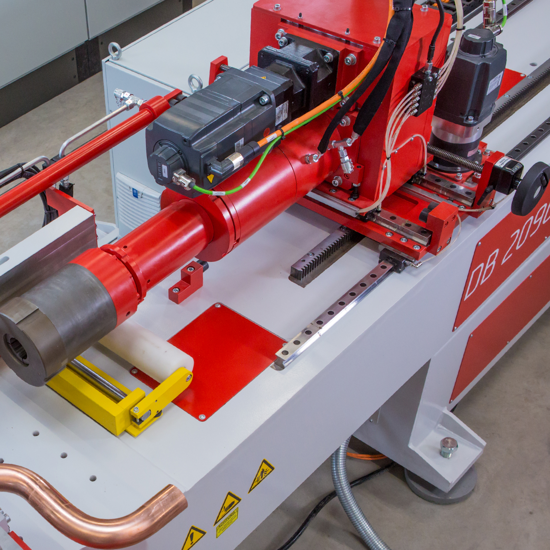 Servoelektrischer Antrieb einer CNC-Dornbiegemaschine von transfluid zur präzisen Steuerung des Rohrbiegeprozesses.