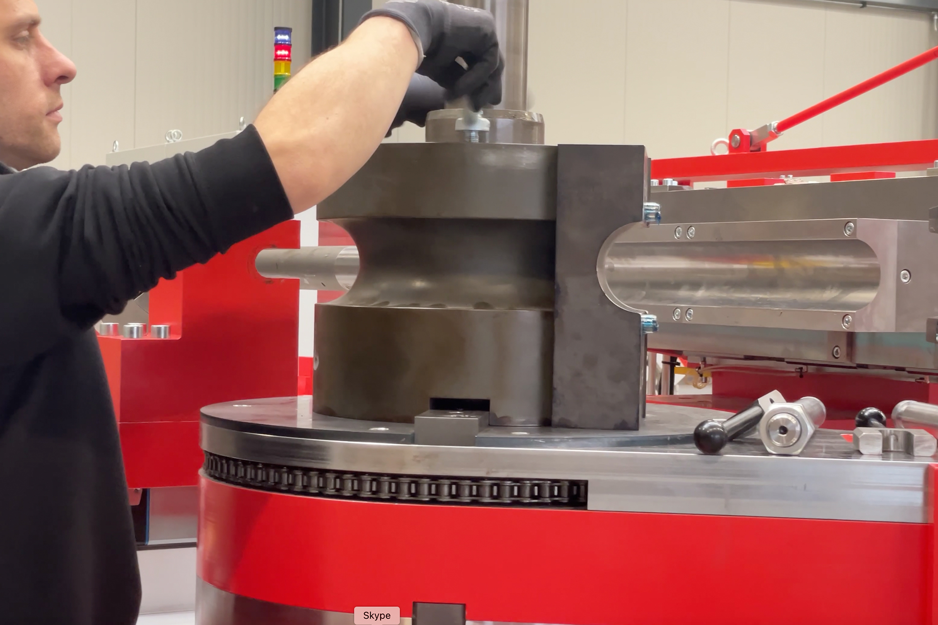 Maschinenbediener richtet das Biegewerkzeug einer CNC-Dornbiegemaschine von transfluid ein, um Rohre präzise für den industriellen Biegeprozess vorzubereiten.