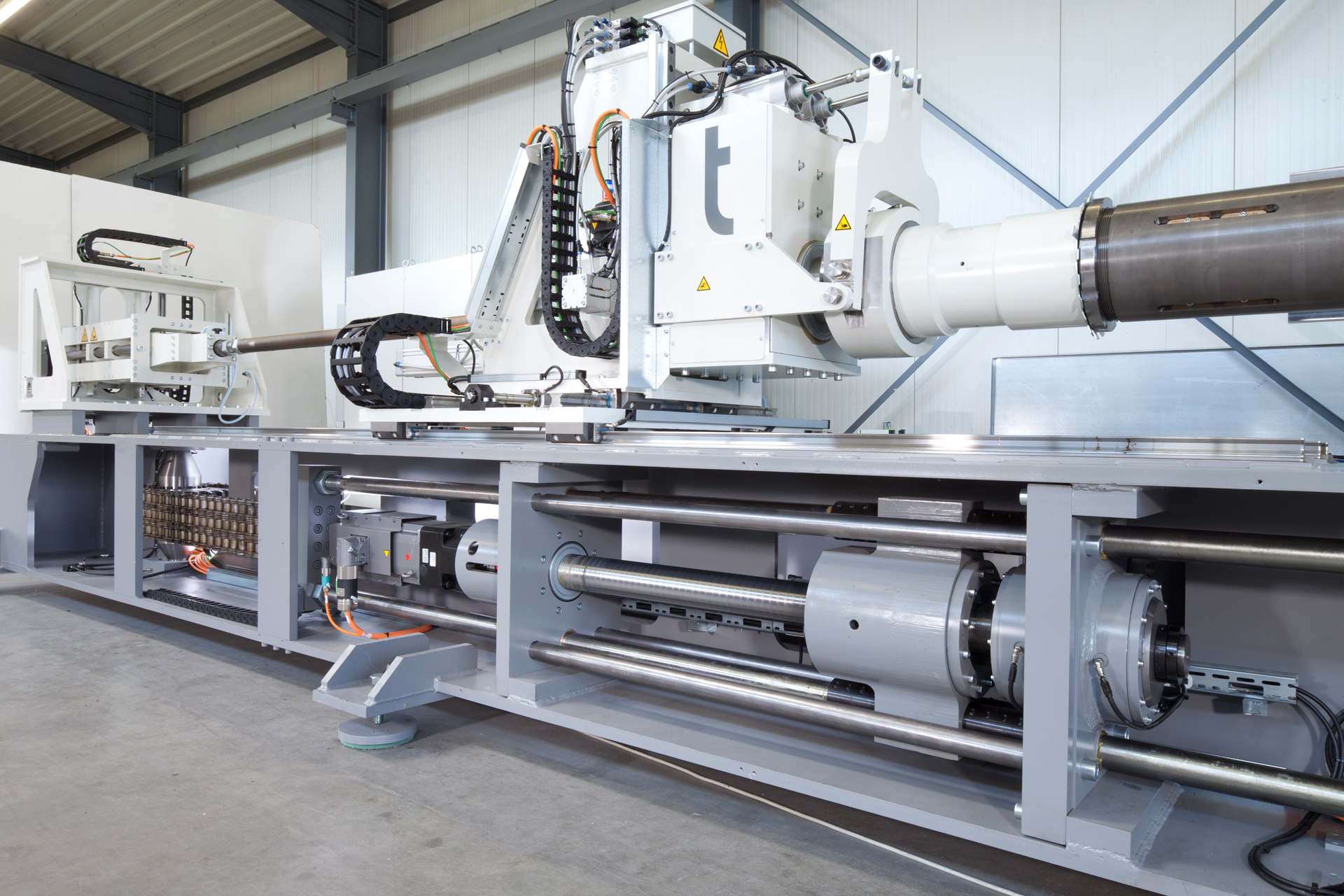 CNC-Dornrohrbiegemaschine t bend PROLINE 90 von transfluid für präzises automatisiertes Biegen großer Metallrohre in der industriellen Rohrbearbeitung.