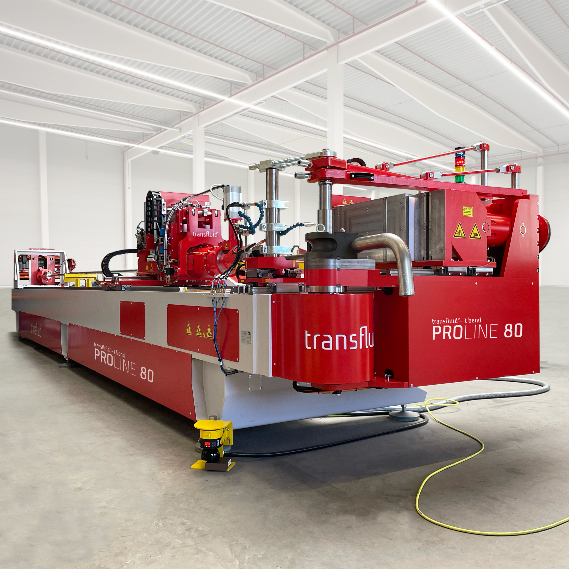 CNC-Rohrbiegemaschine t bend PROLINE 80 von transfluid beim industriellen Biegen eines Metallrohres.