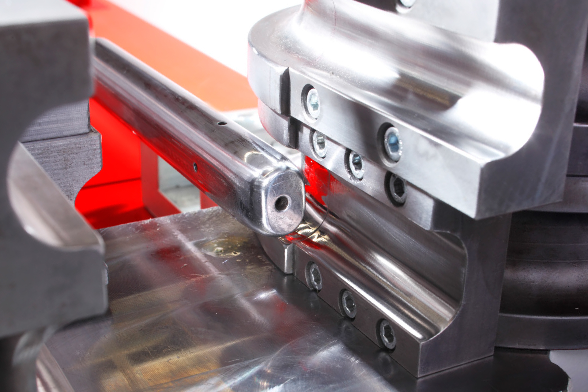 Detailaufnahme eines Dornwerkzeugs in einer t bend PROLINE CNC-Rohrbiegemaschine zur präzisen Formung eines Metallrohres.