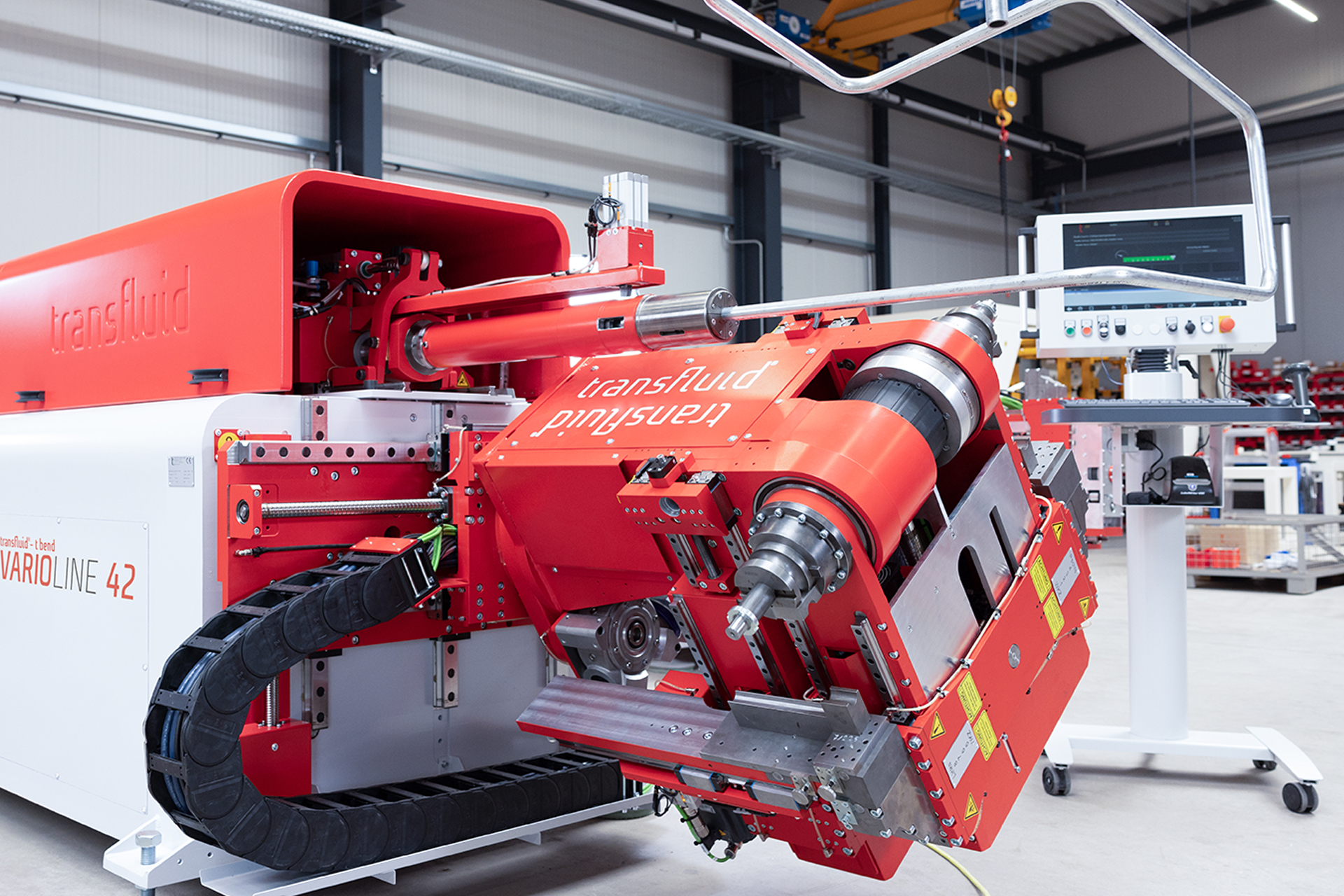 Rotweiße Maschine von transfluid beim Biegen eines Rohres